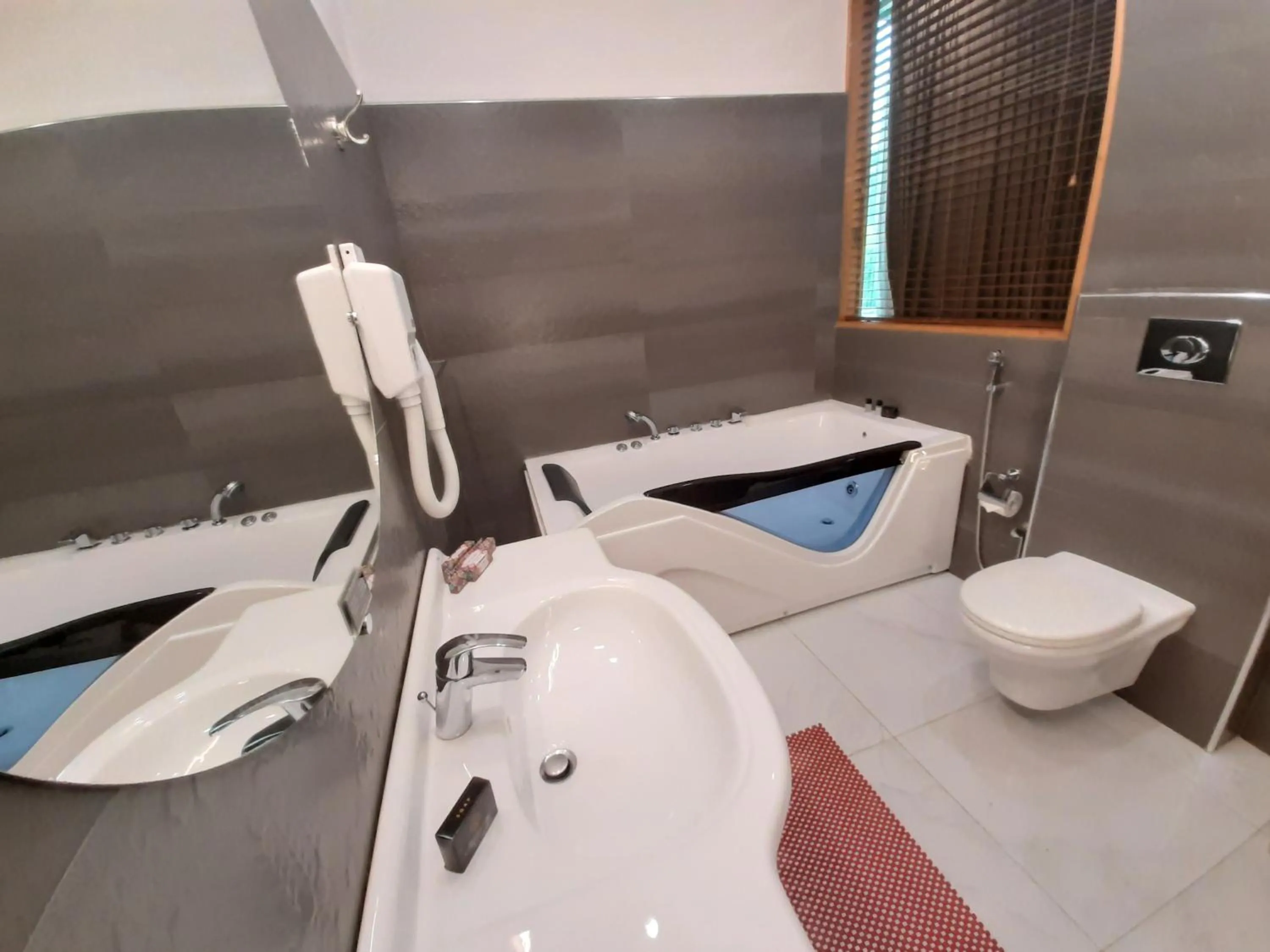 Bathroom in Lawrence View Hotel, Lahore