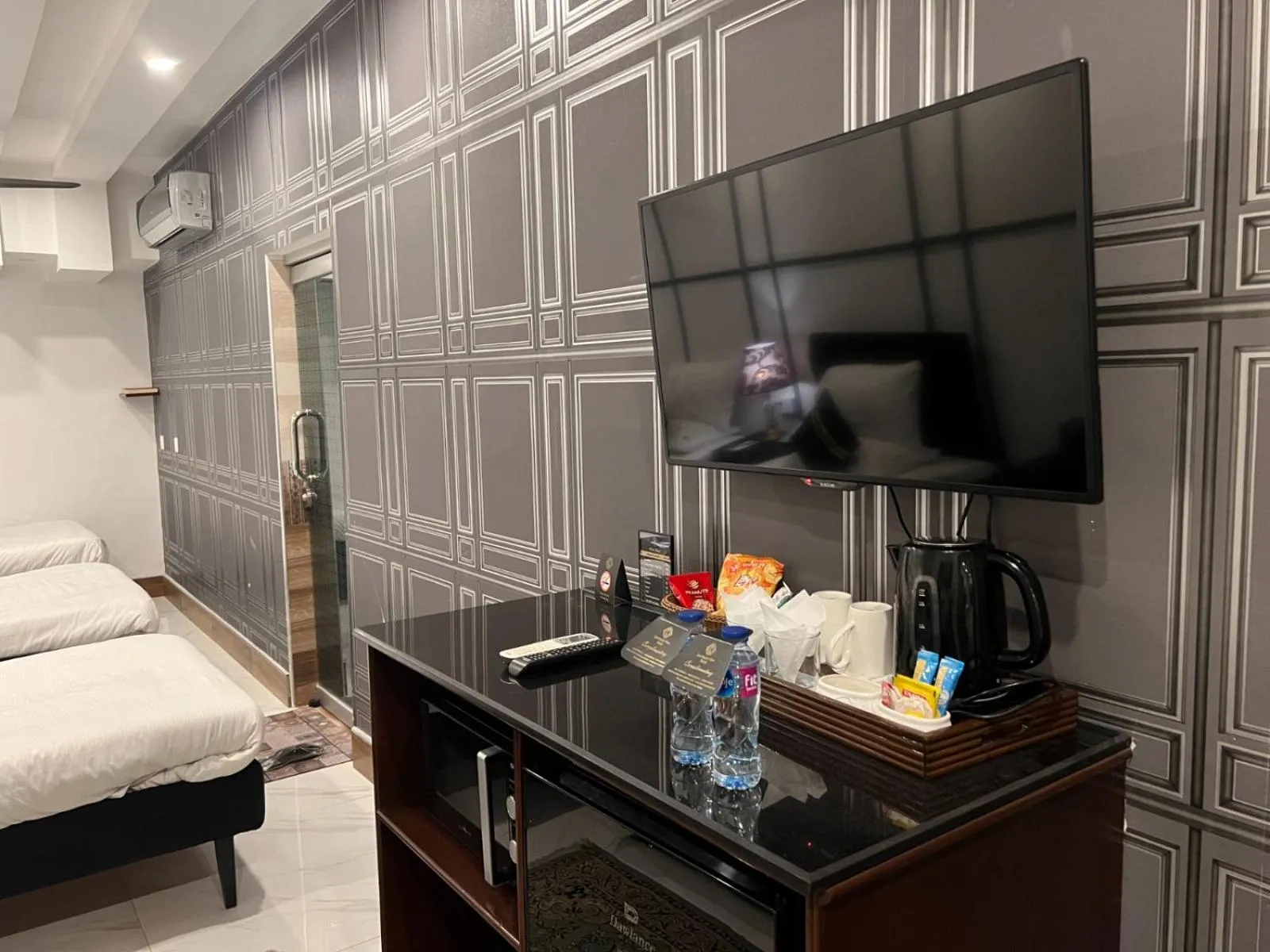 TV and multimedia, Bed in Lawrence View Hotel, Lahore