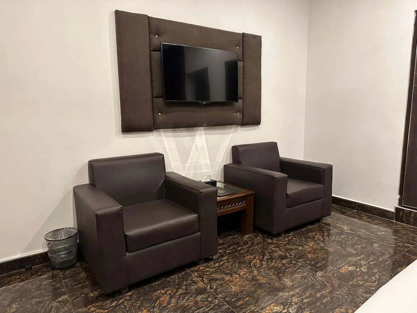 TV and multimedia in Lawrence View Hotel, Lahore