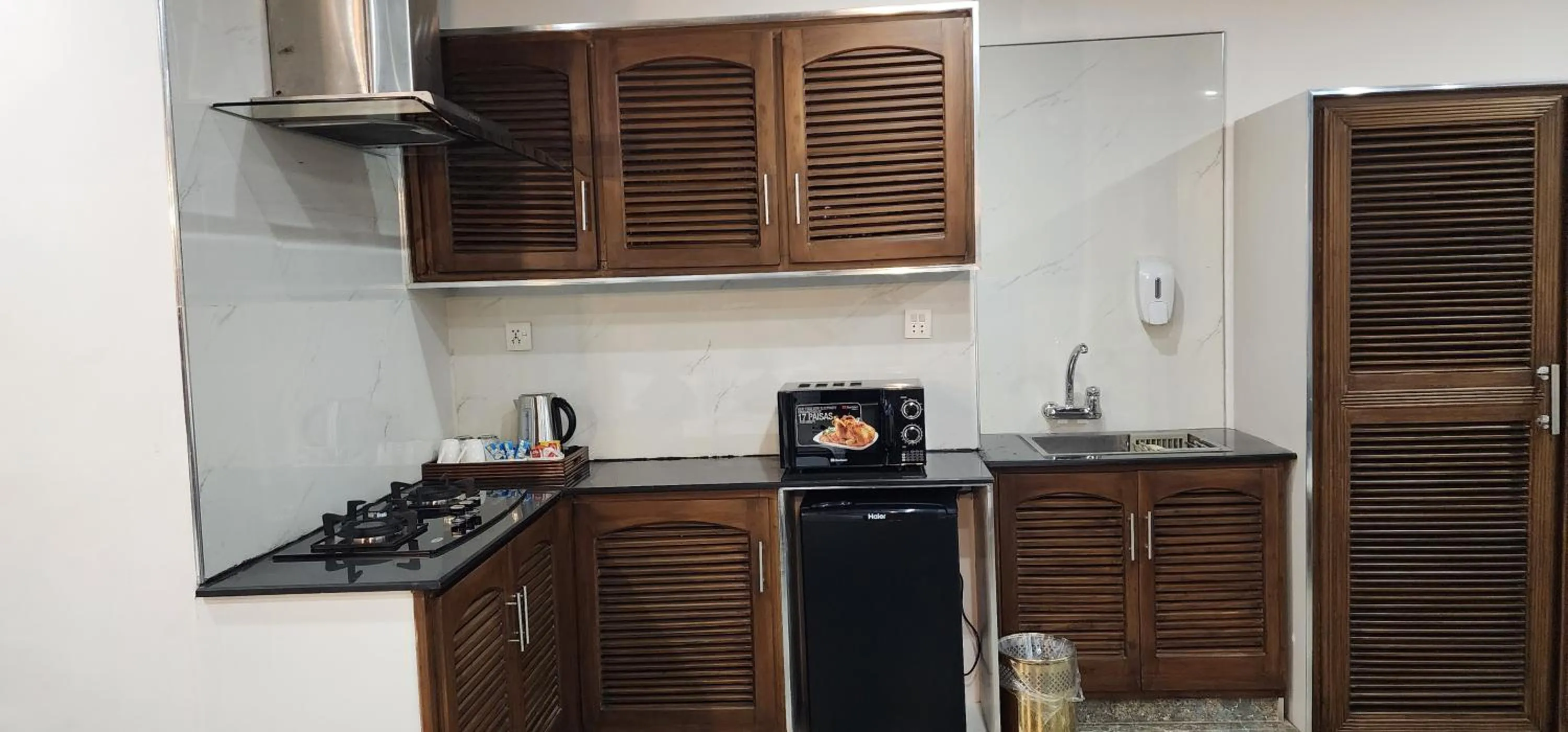 Kitchen or kitchenette in Lawrence View Hotel, Lahore