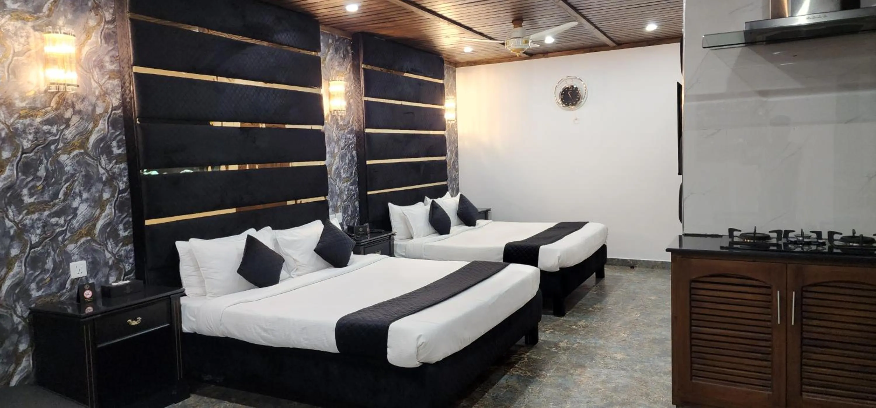 Kitchen or kitchenette in Lawrence View Hotel, Lahore