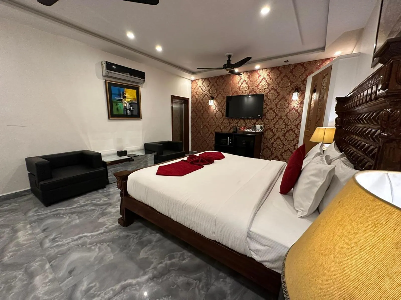 Bed in Lawrence View Hotel, Lahore