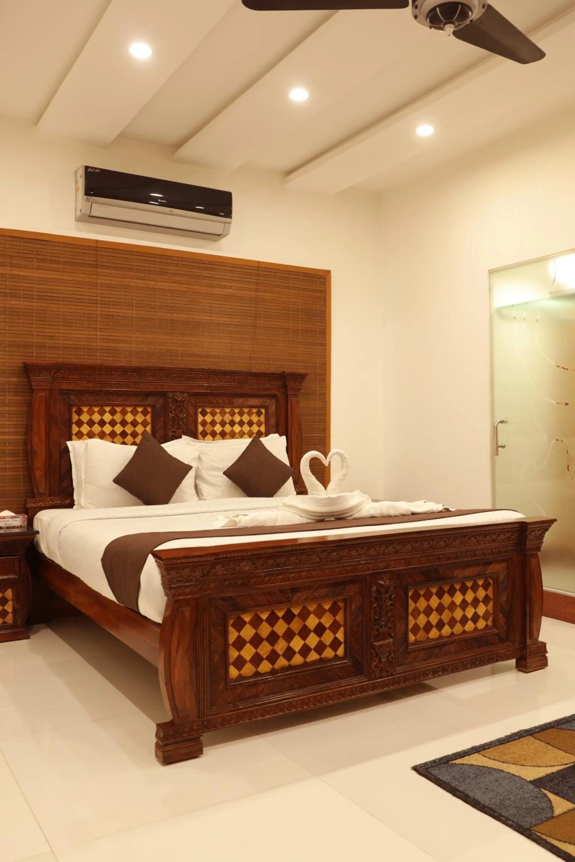 Bedroom, Bed in Lawrence View Hotel, Lahore