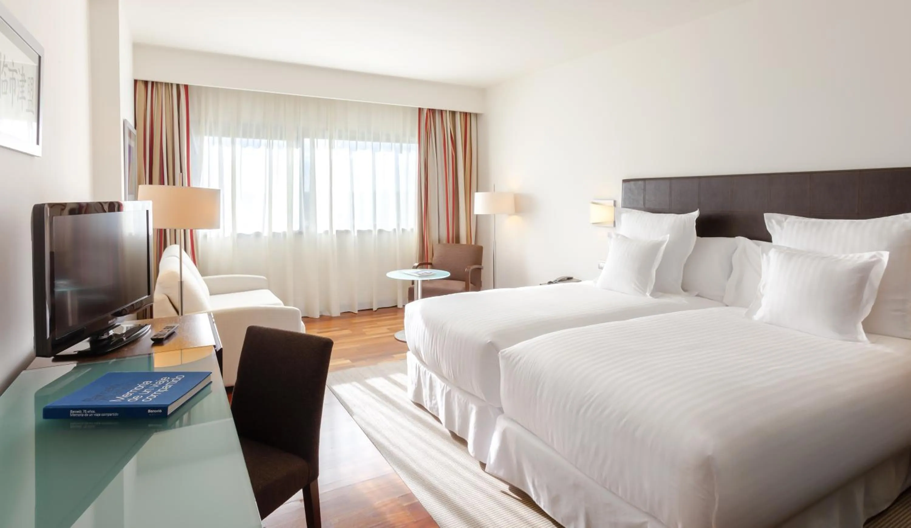 Bedroom, Bed in Occidental Aranjuez