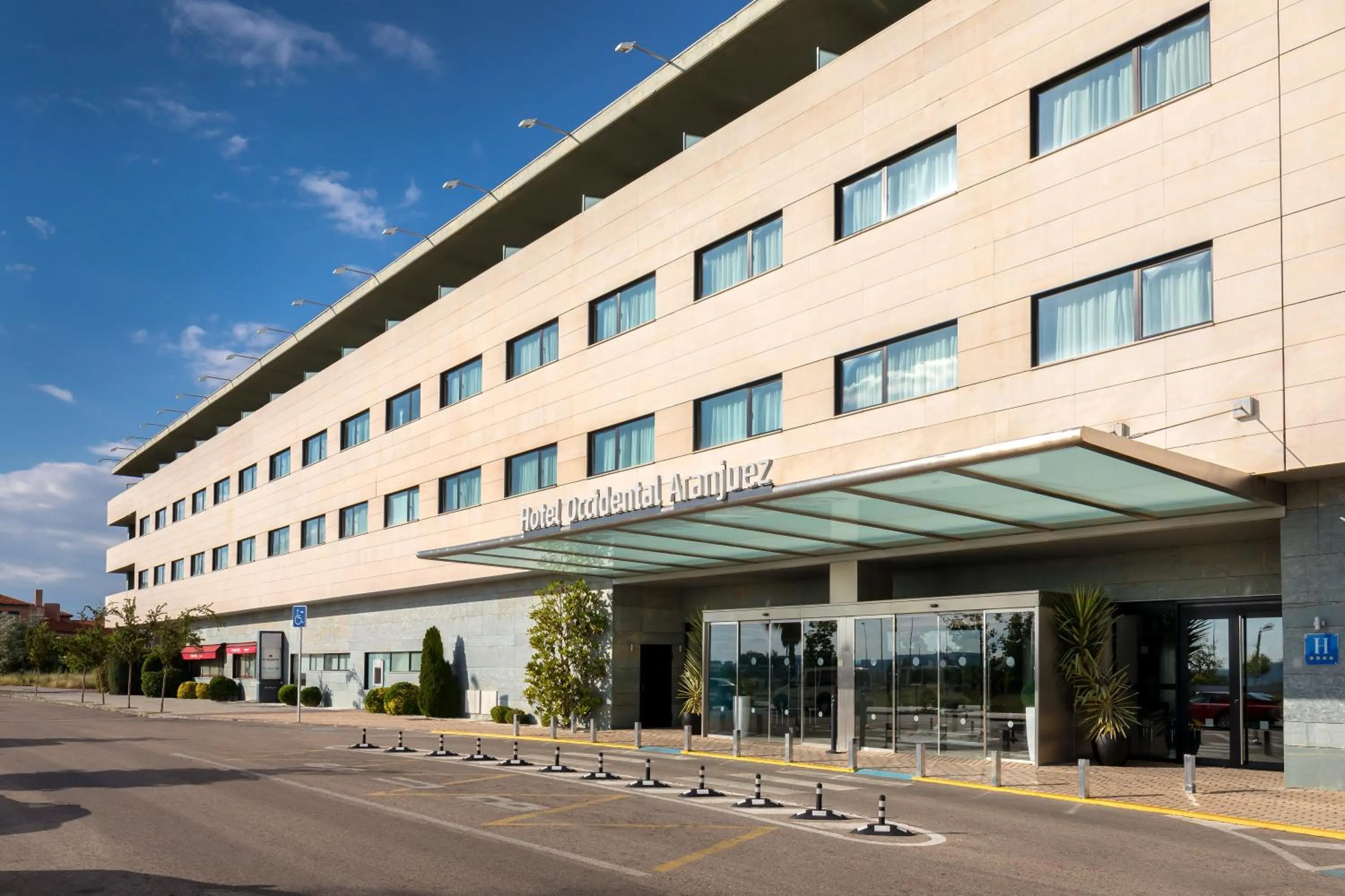 Facade/entrance in Occidental Aranjuez