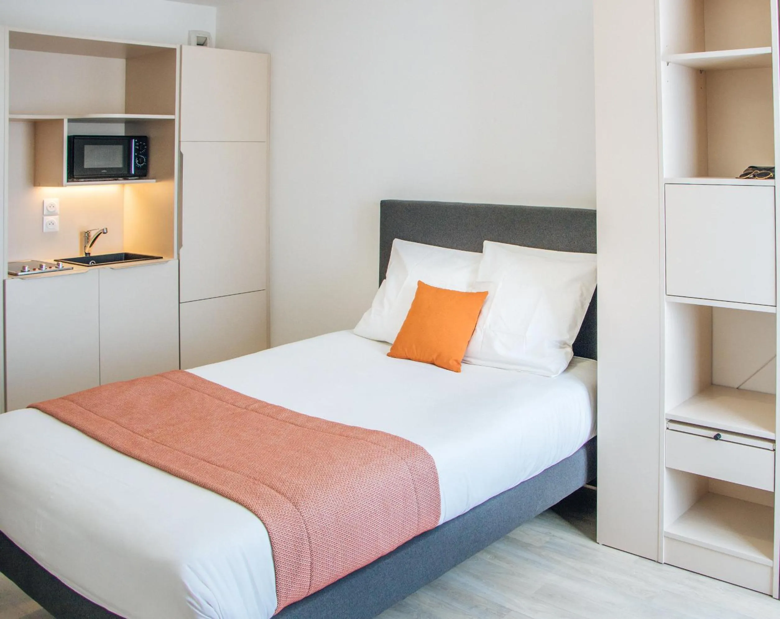 Kitchen or kitchenette, Bed in Twenty Business Flats Lille - Bayard