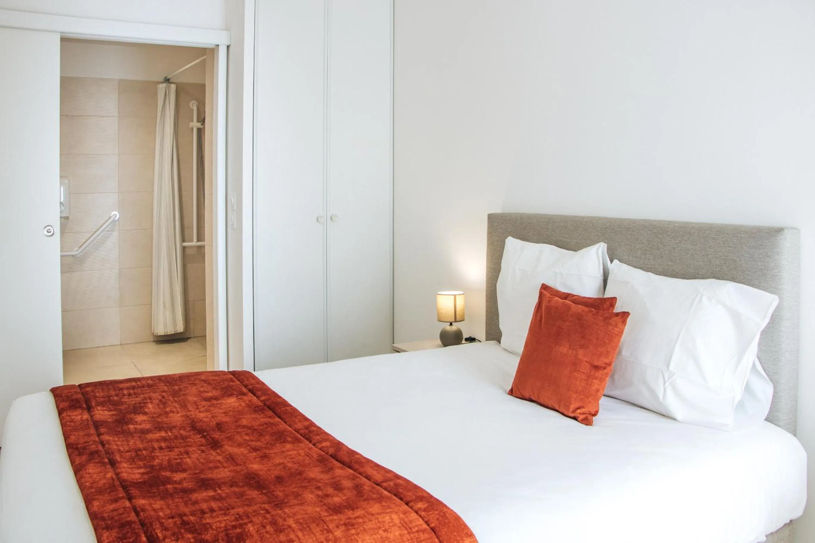 Shower, Bed in Twenty Business Flats Lille - Bayard