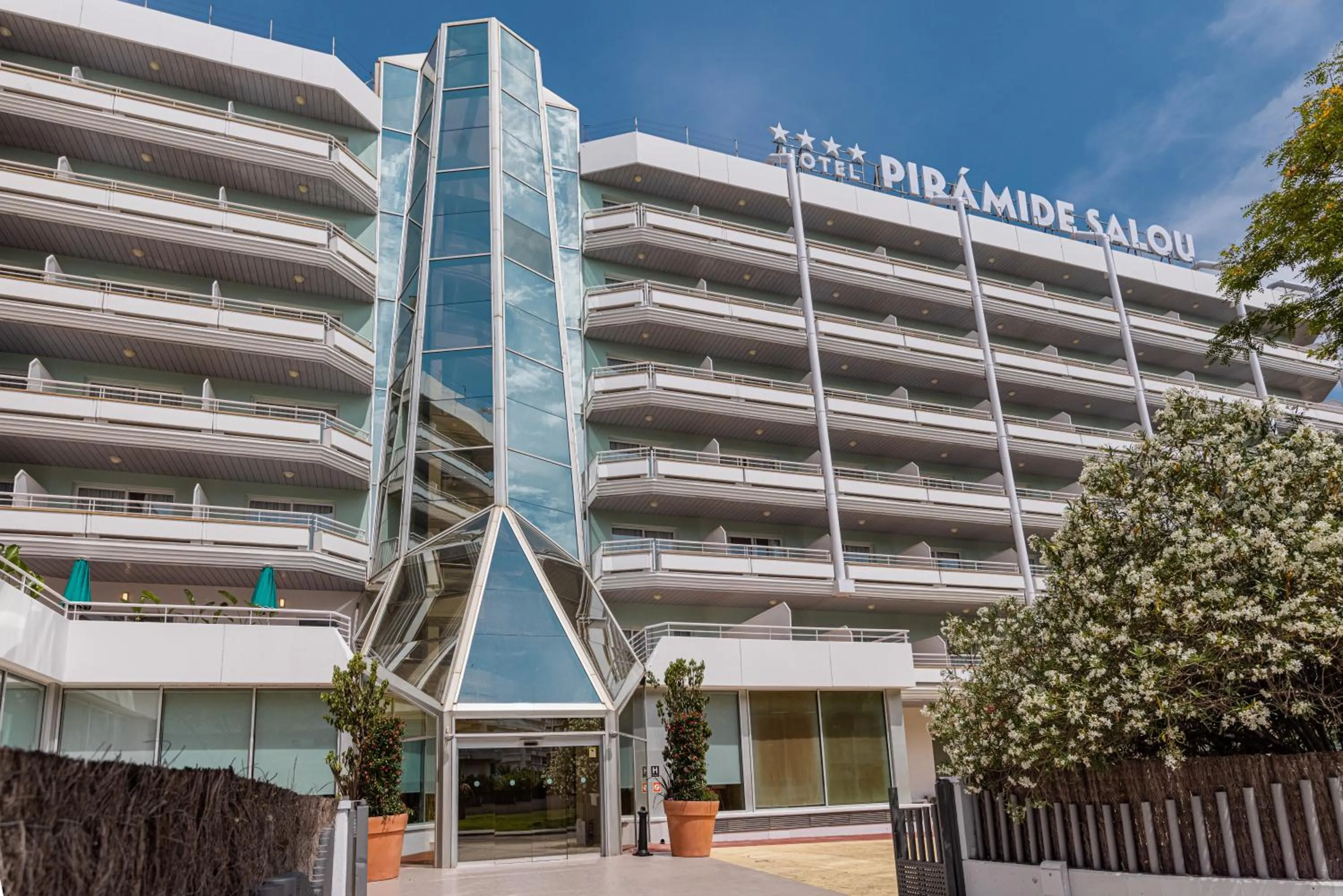 Facade/entrance, Property Building in Hotel Piramide Salou