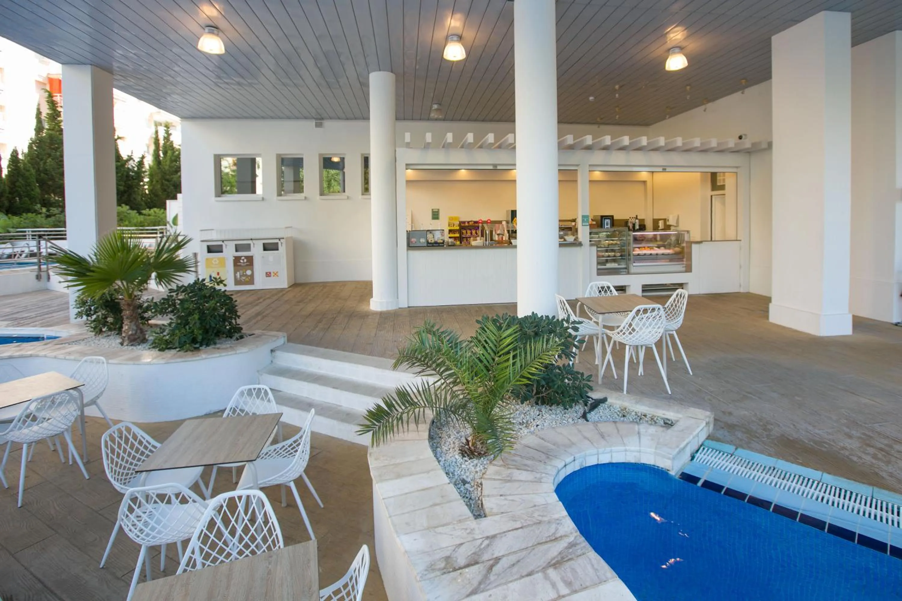 Lounge or bar, Swimming Pool in Hotel Piramide Salou