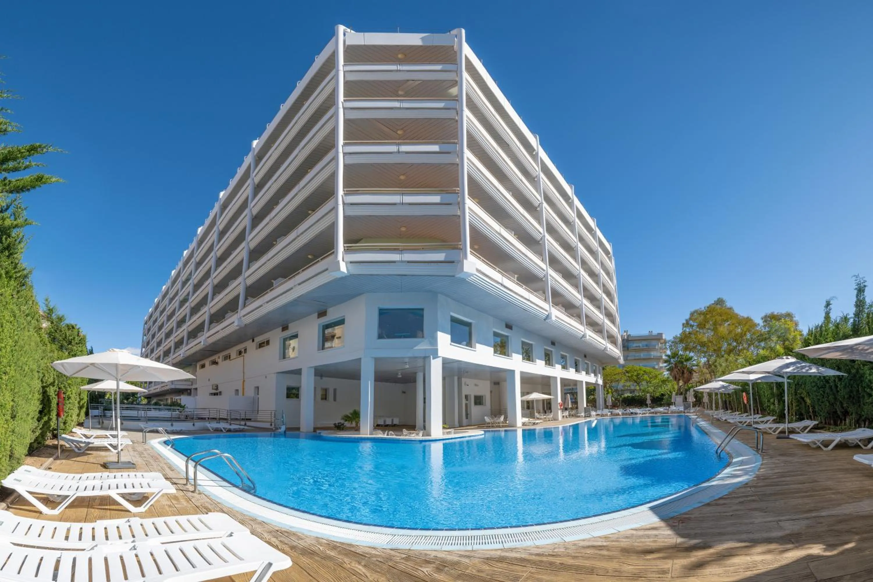 Swimming pool, Property Building in Hotel Piramide Salou