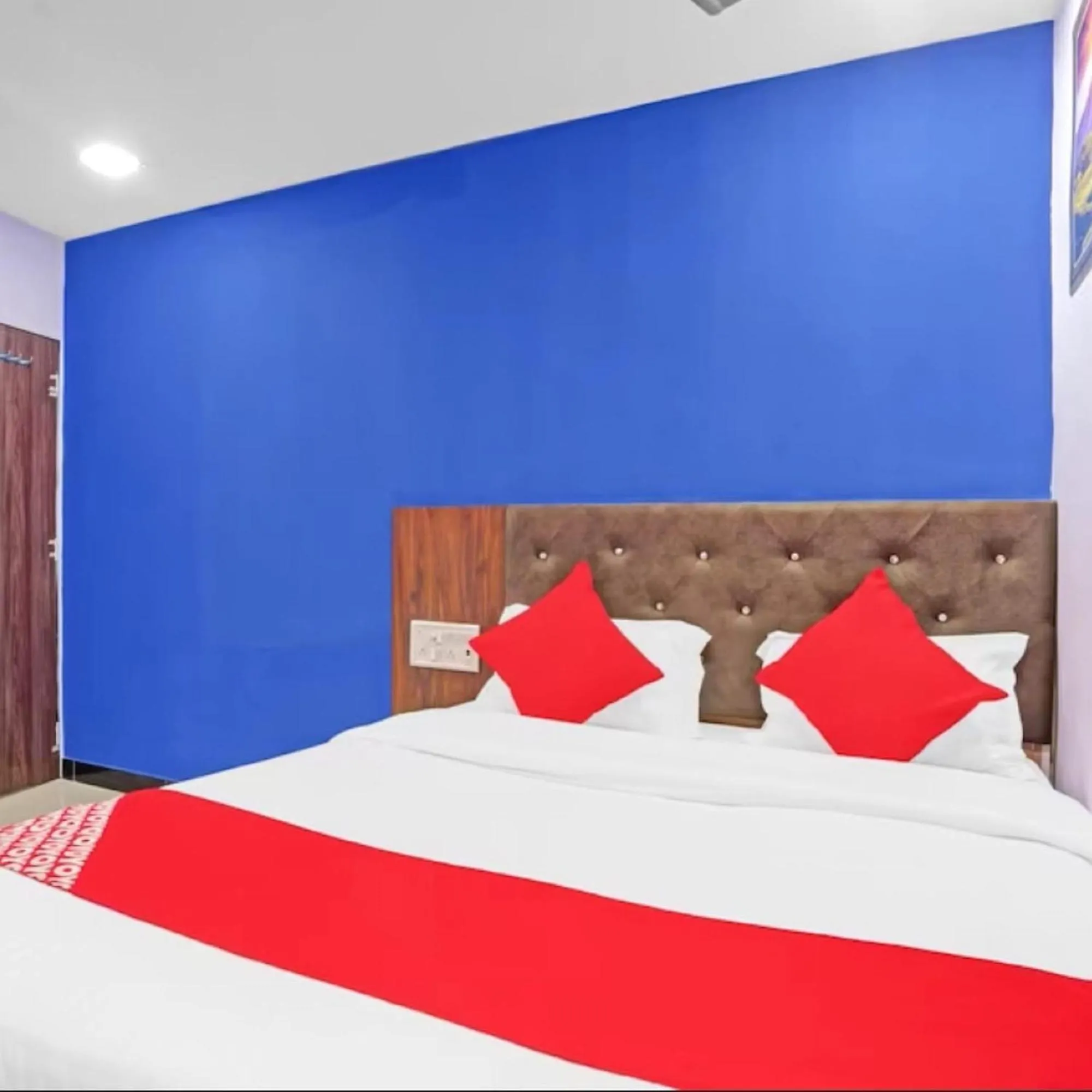 Bed in Hotel Welcome Inn,Mumbai