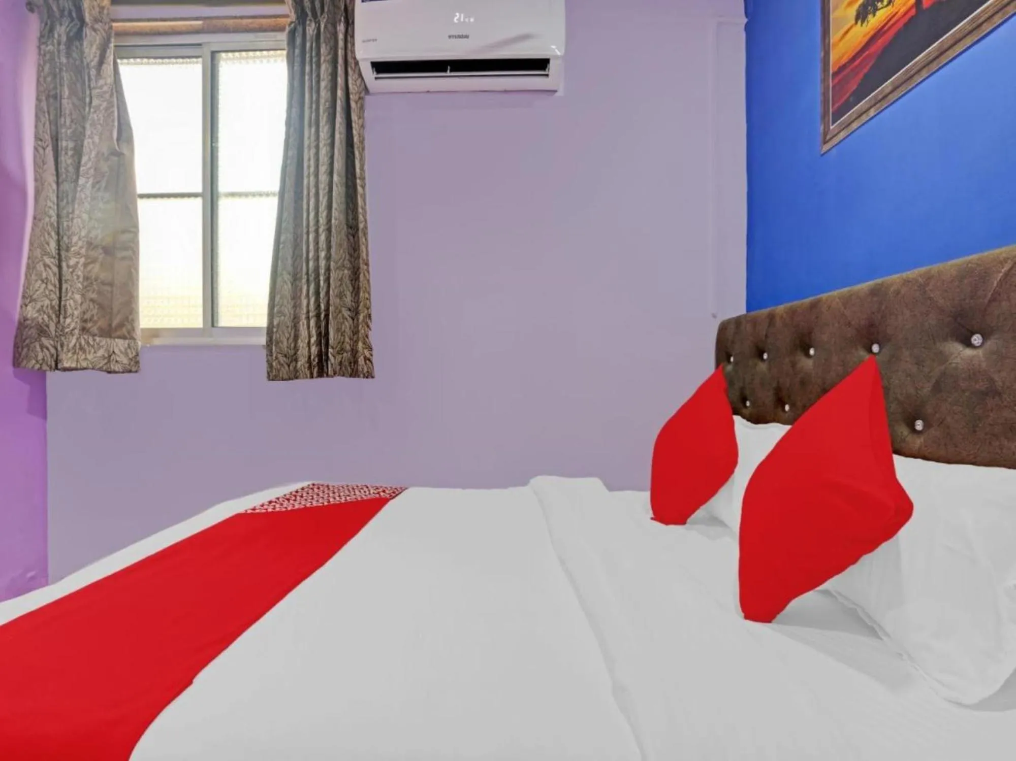 Bed in Hotel Welcome Inn,Mumbai