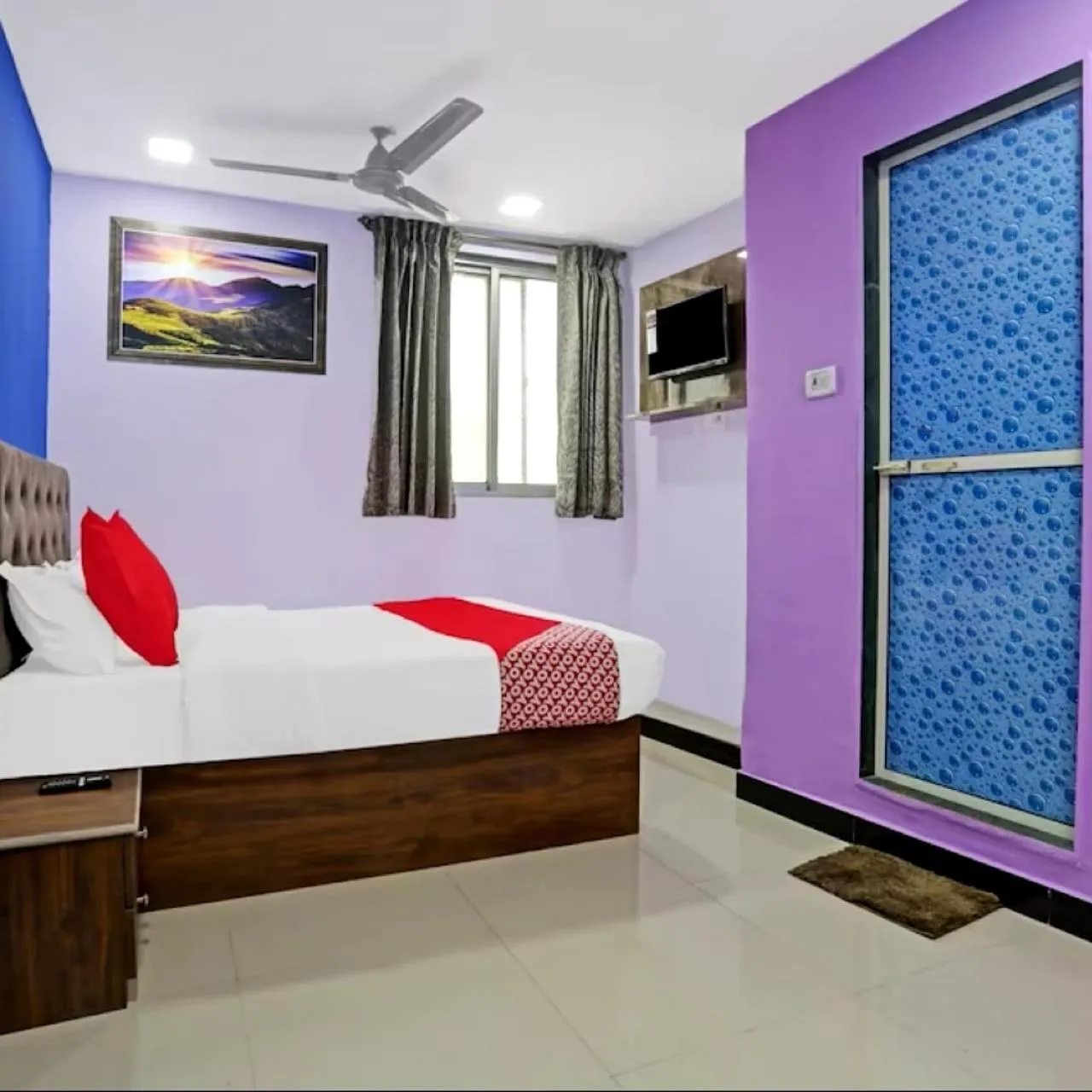 Bed in Hotel Welcome Inn,Mumbai