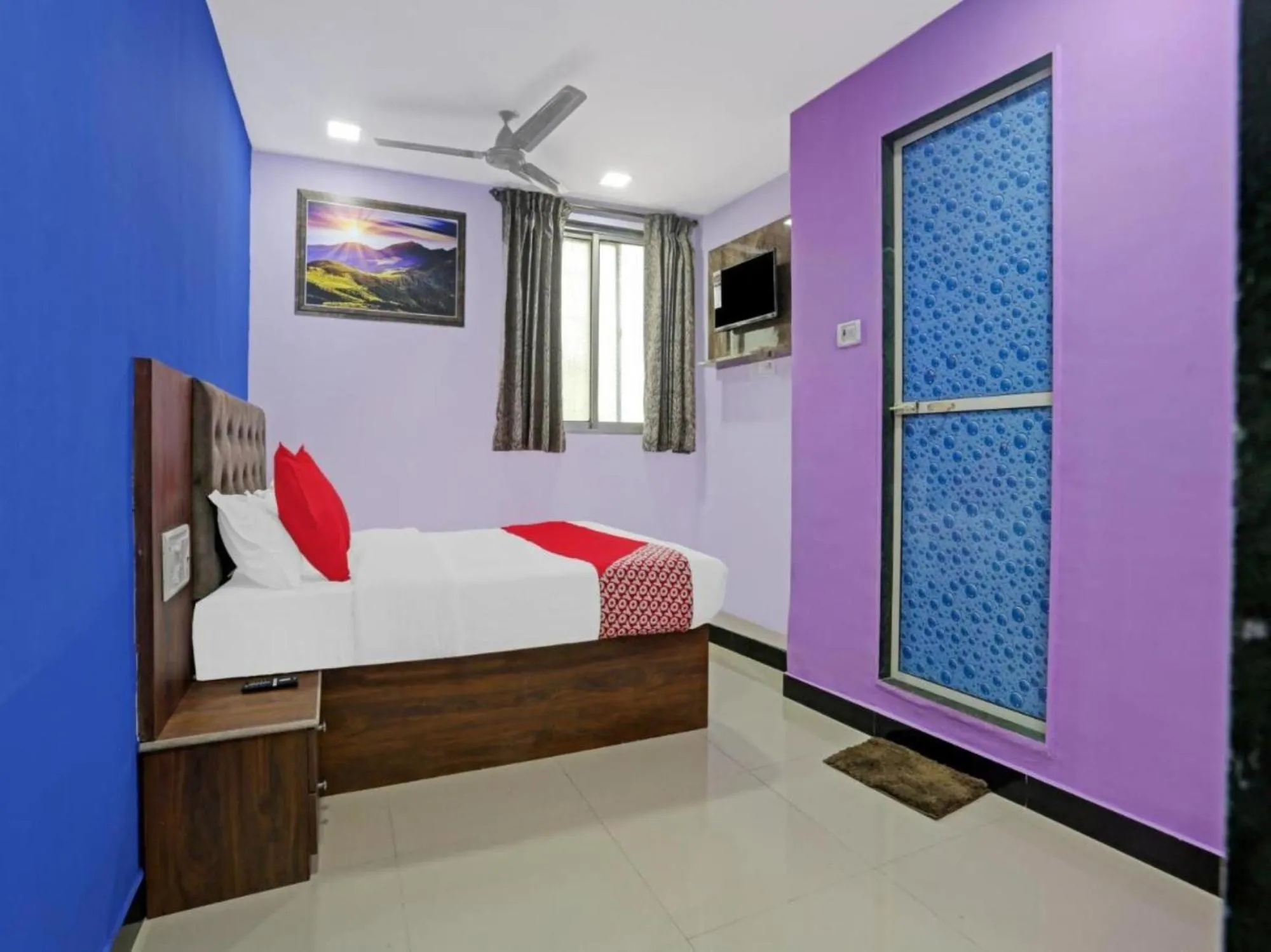 Bed in Hotel Welcome Inn,Mumbai