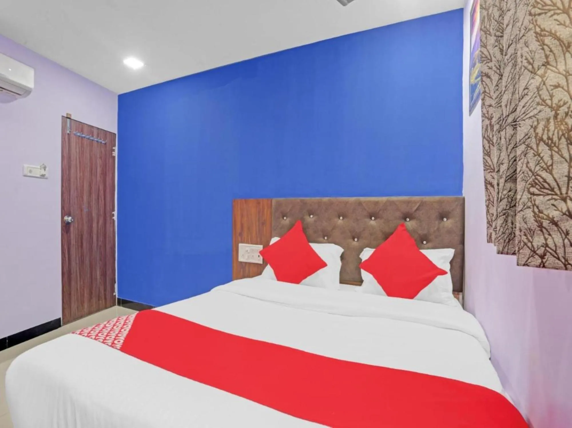 Bed in Hotel Welcome Inn,Mumbai