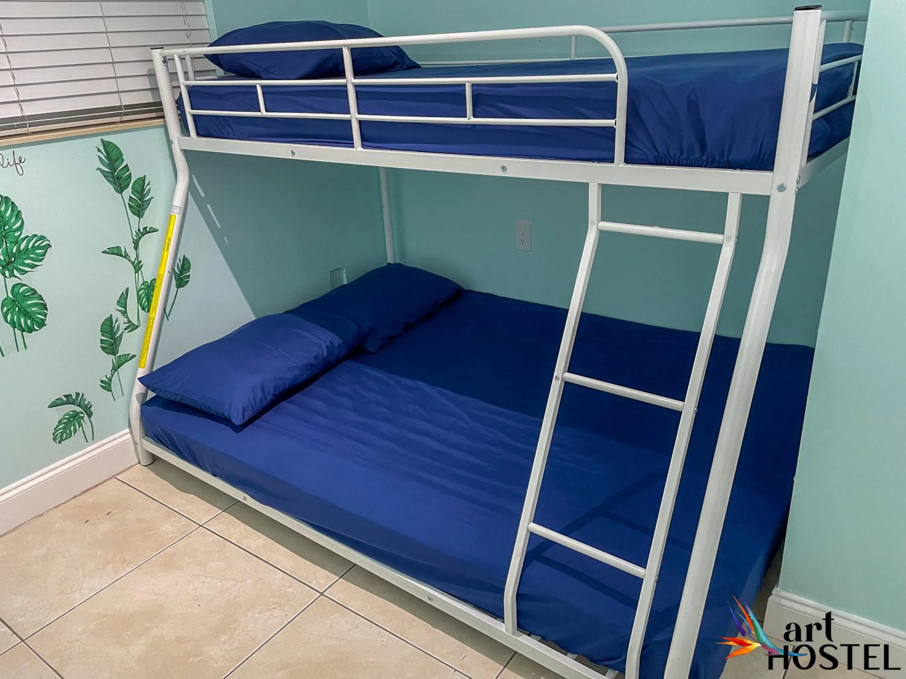 Photo of the whole room, Bed in Summer Gardens