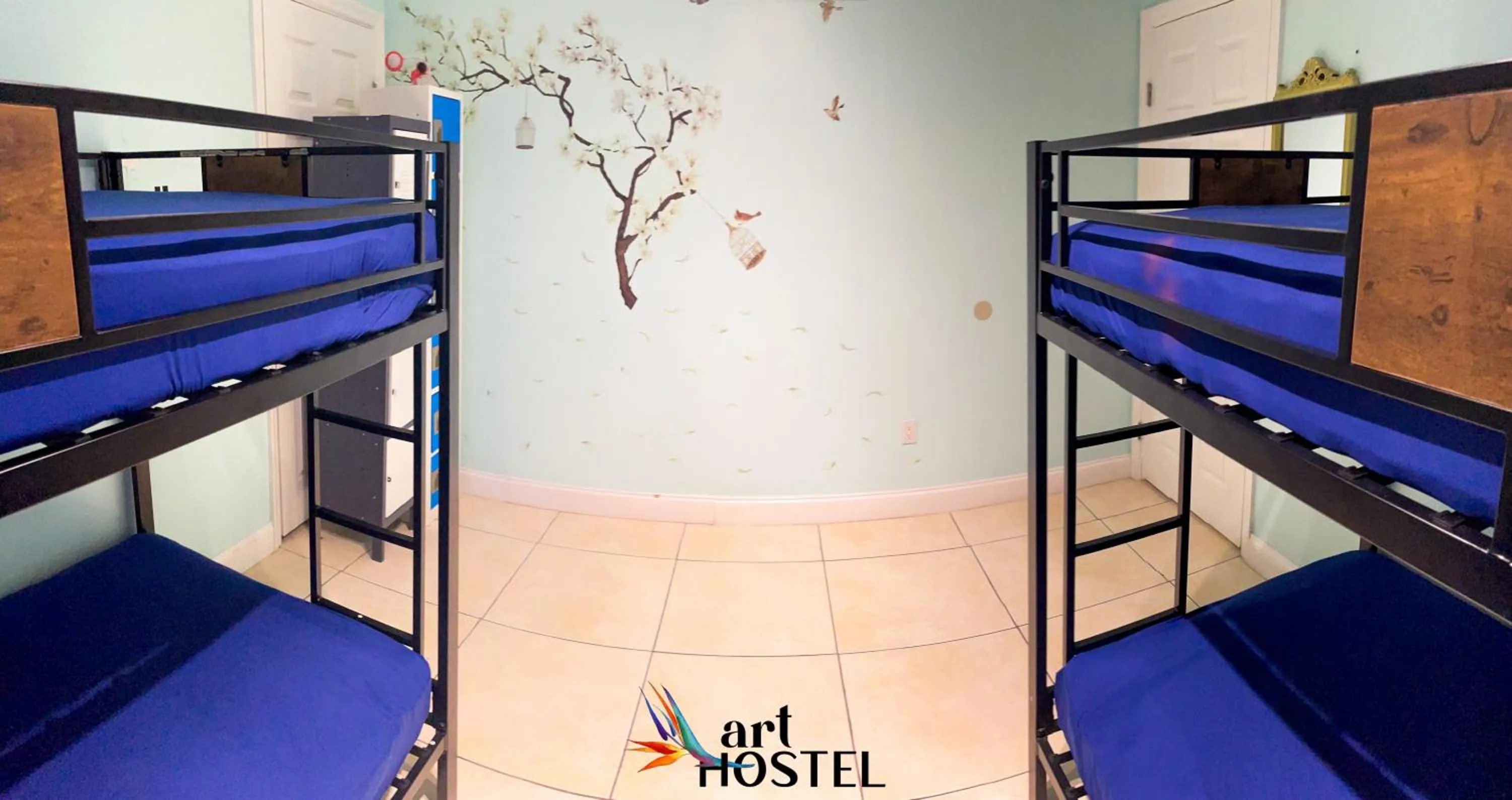 Photo of the whole room, Bed in Summer Gardens