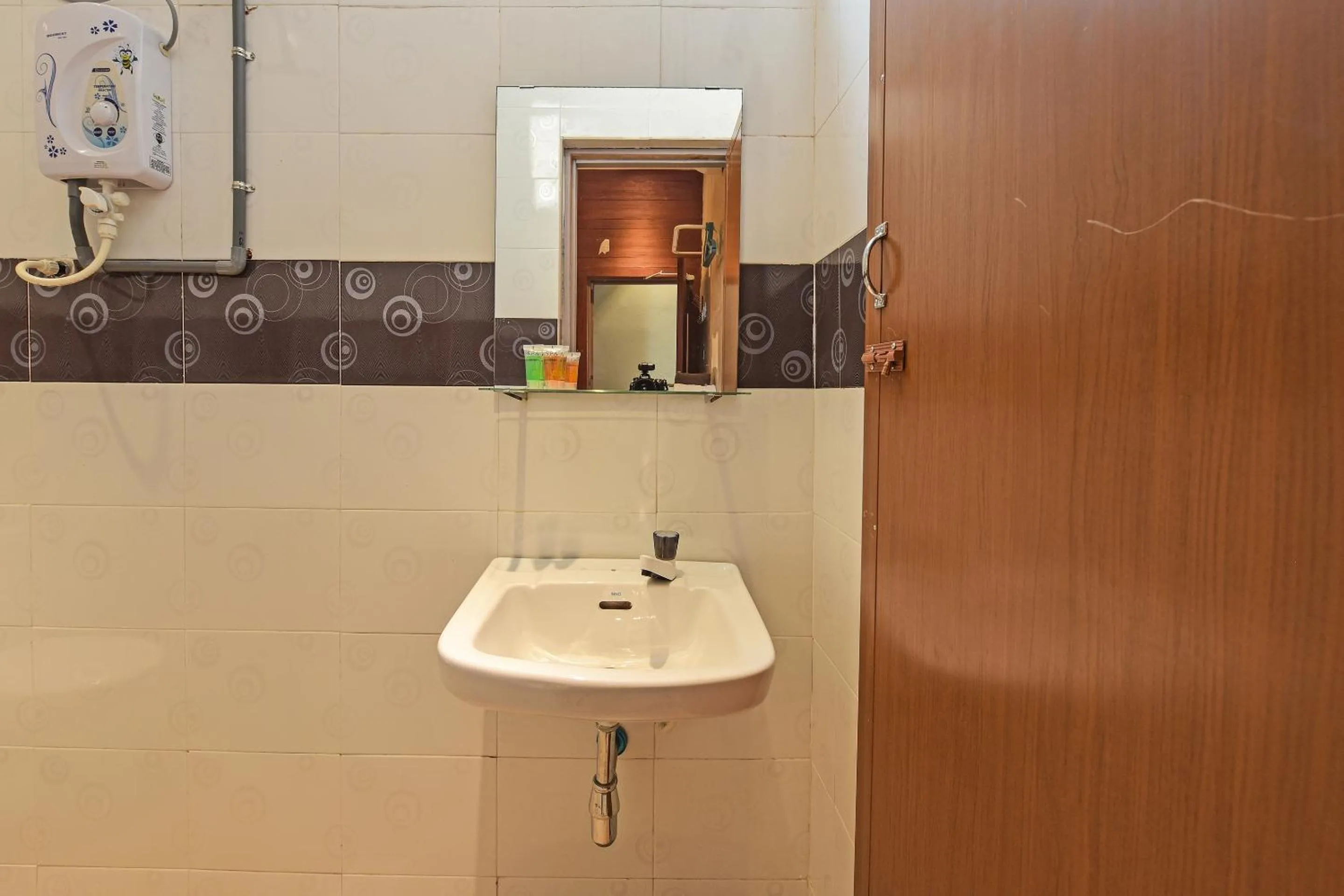 Bathroom in OYO 90662 The 1975 Hotel Empire