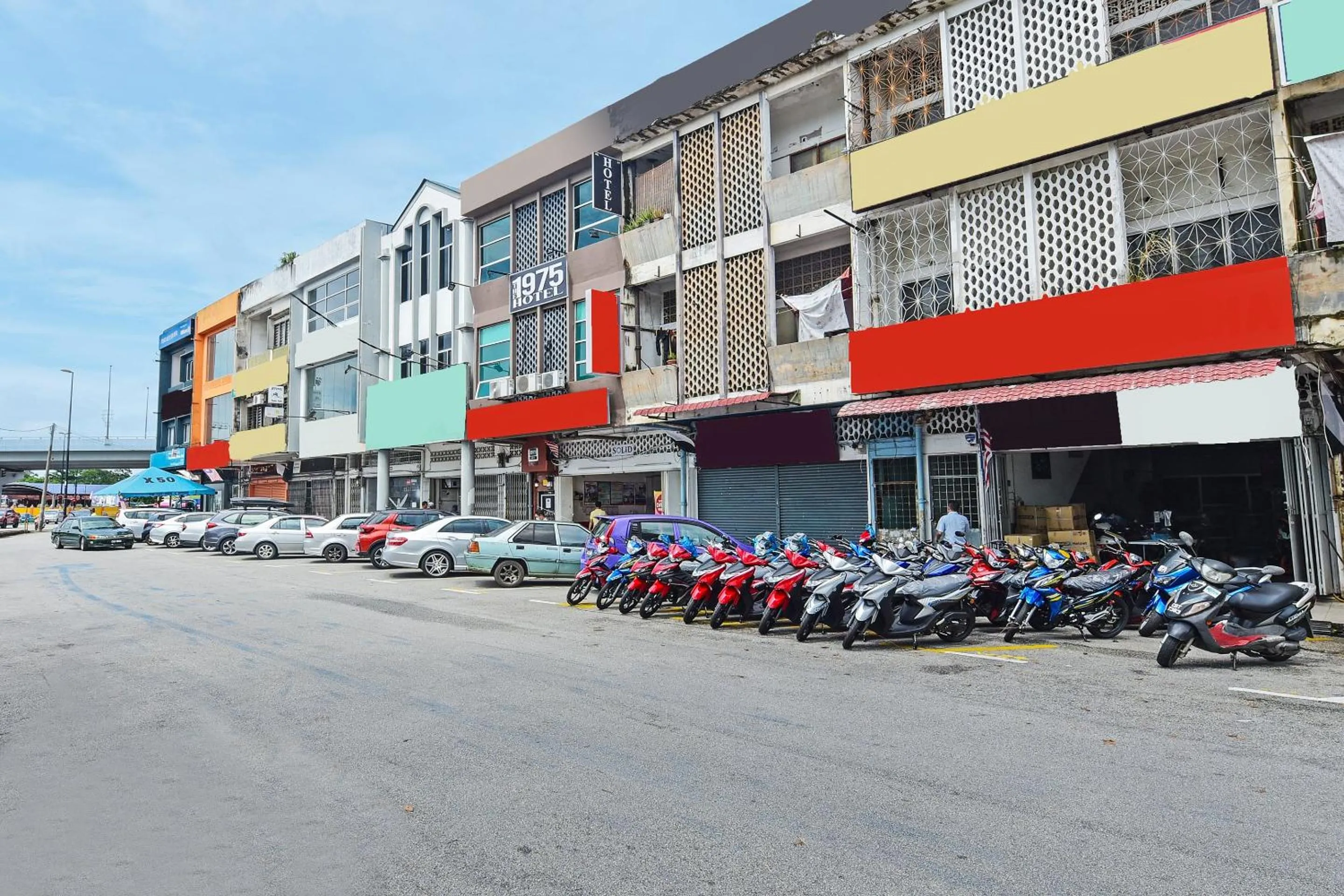 Facade/entrance in OYO 90662 The 1975 Hotel Empire