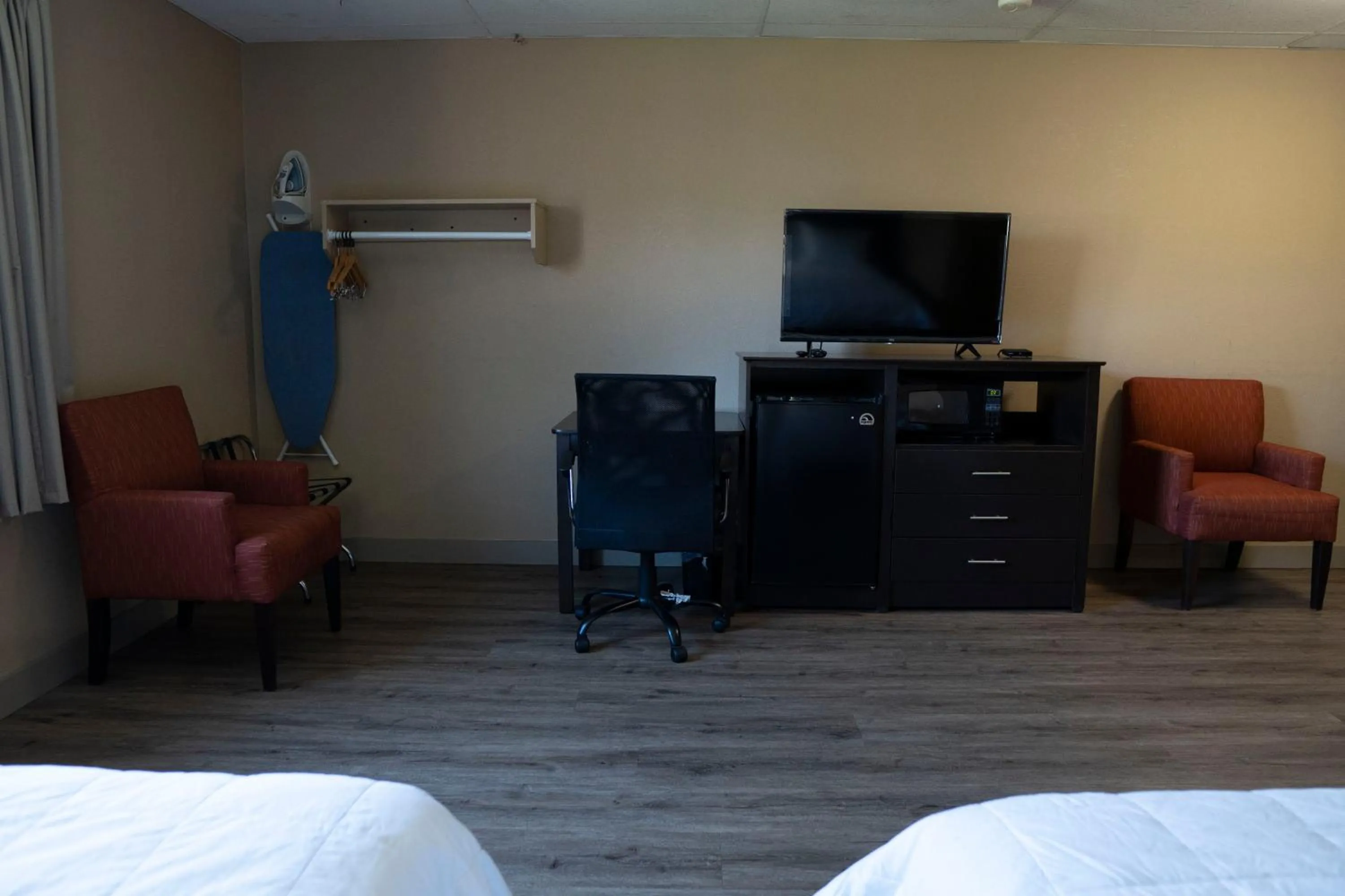 TV and multimedia, Bed in Framingham Inn