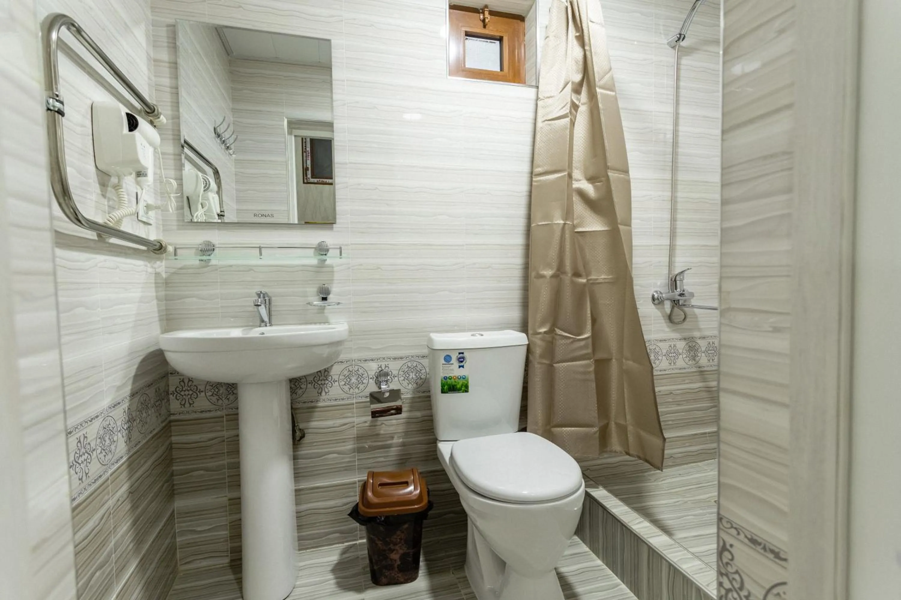 Shower in Osiyo Plaza Hotel