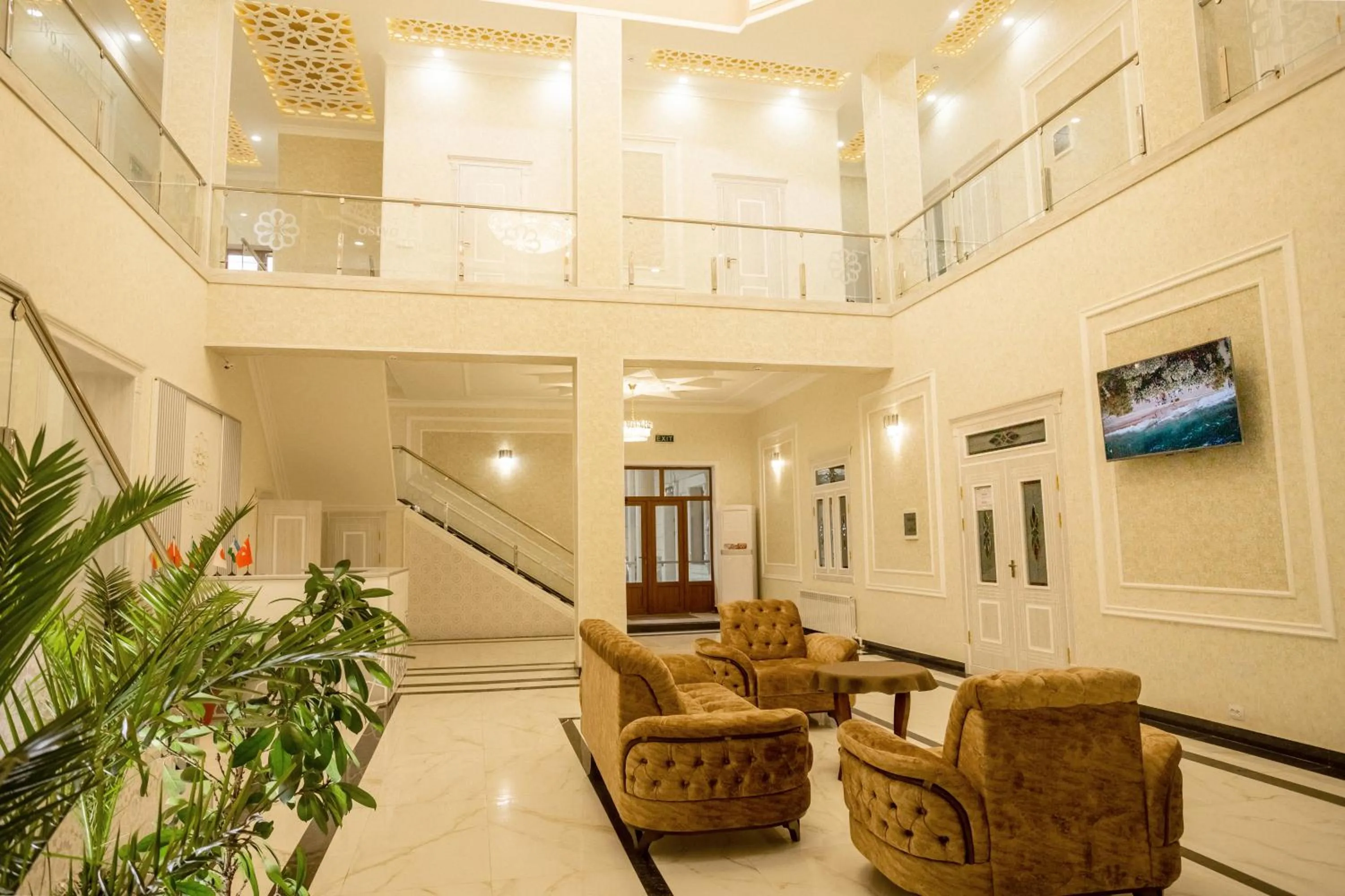 Communal lounge/ TV room in Osiyo Plaza Hotel