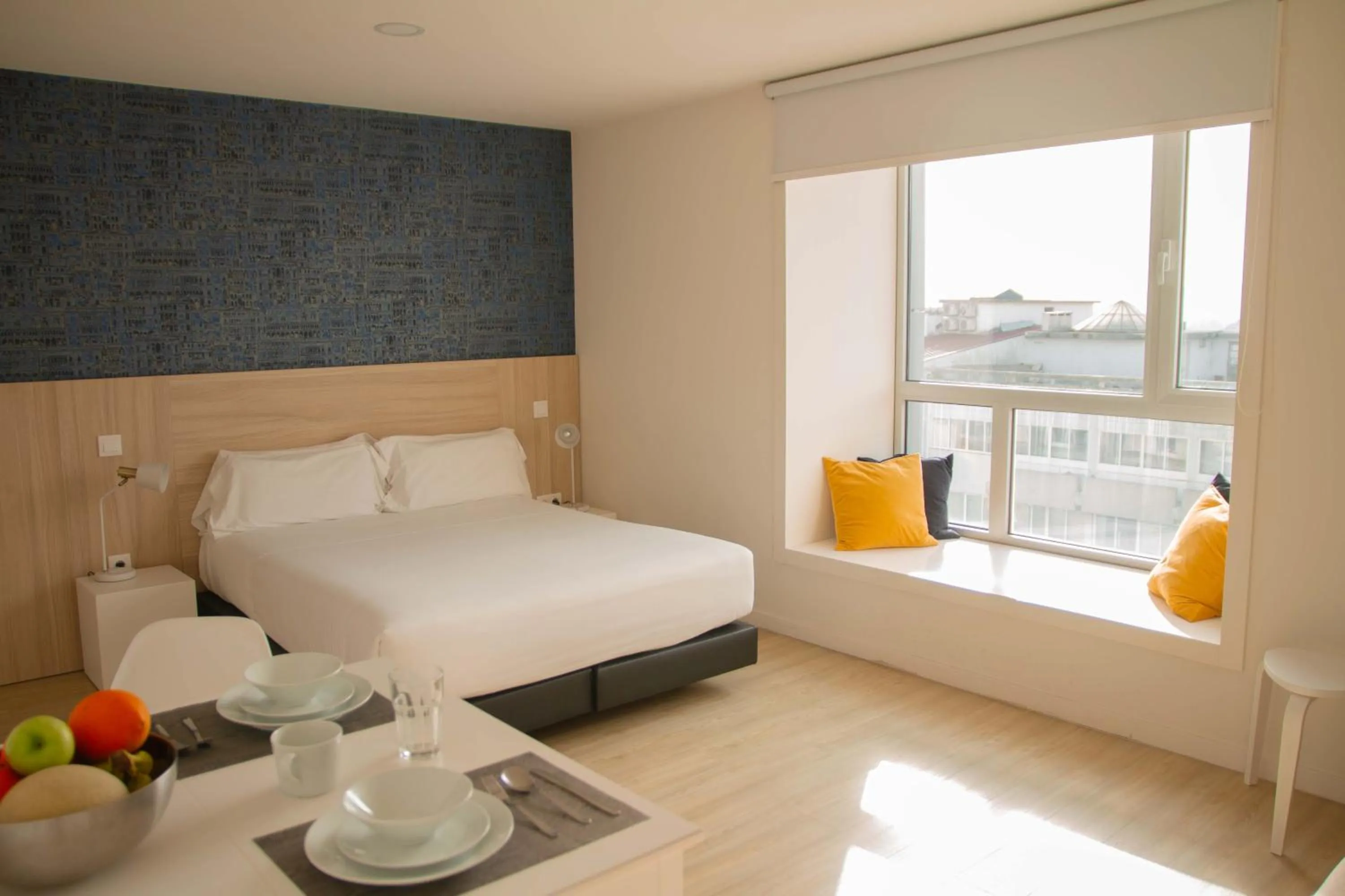 Photo of the whole room, Bed in room Select Porto Suites