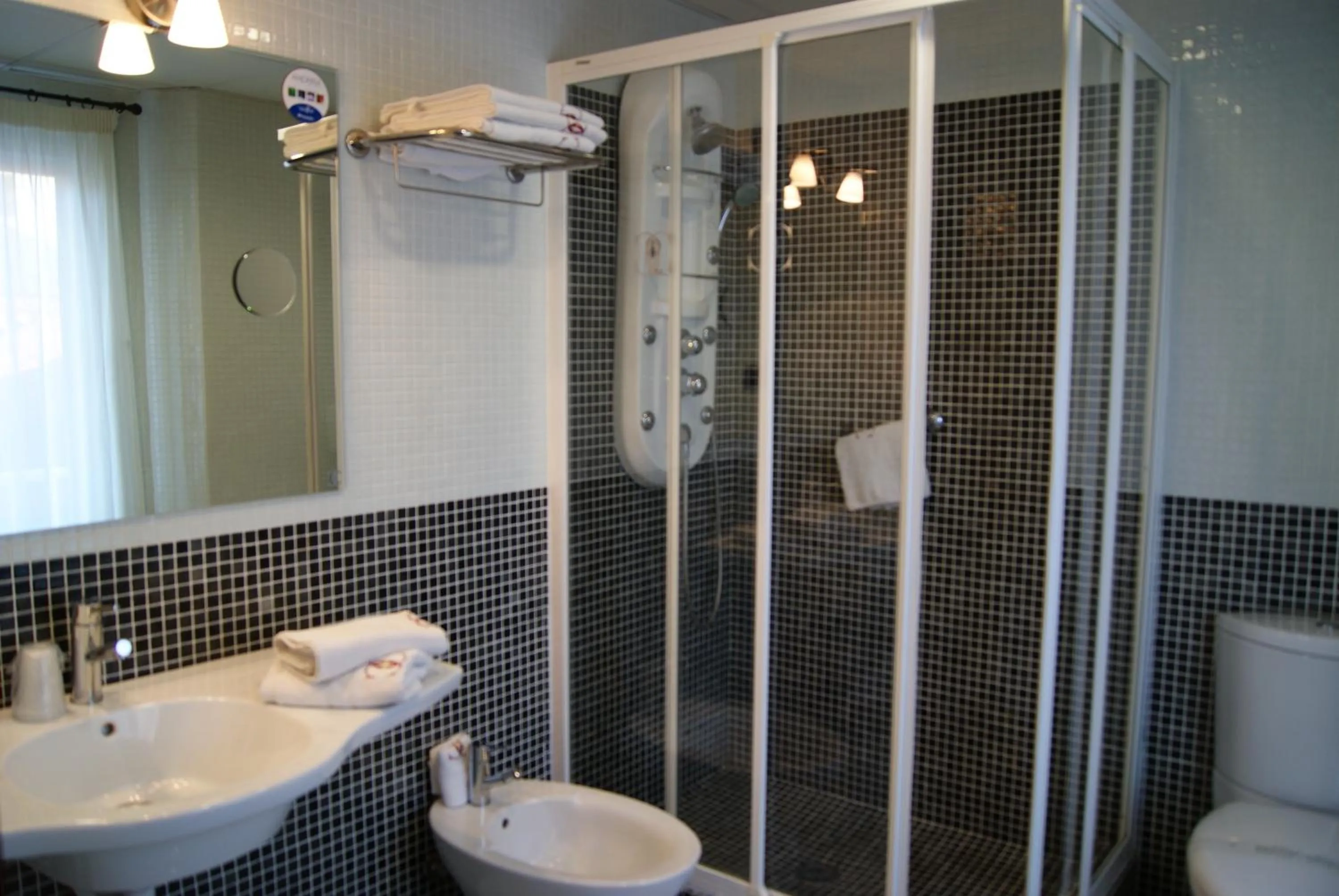 Shower in Hotel Carlos V