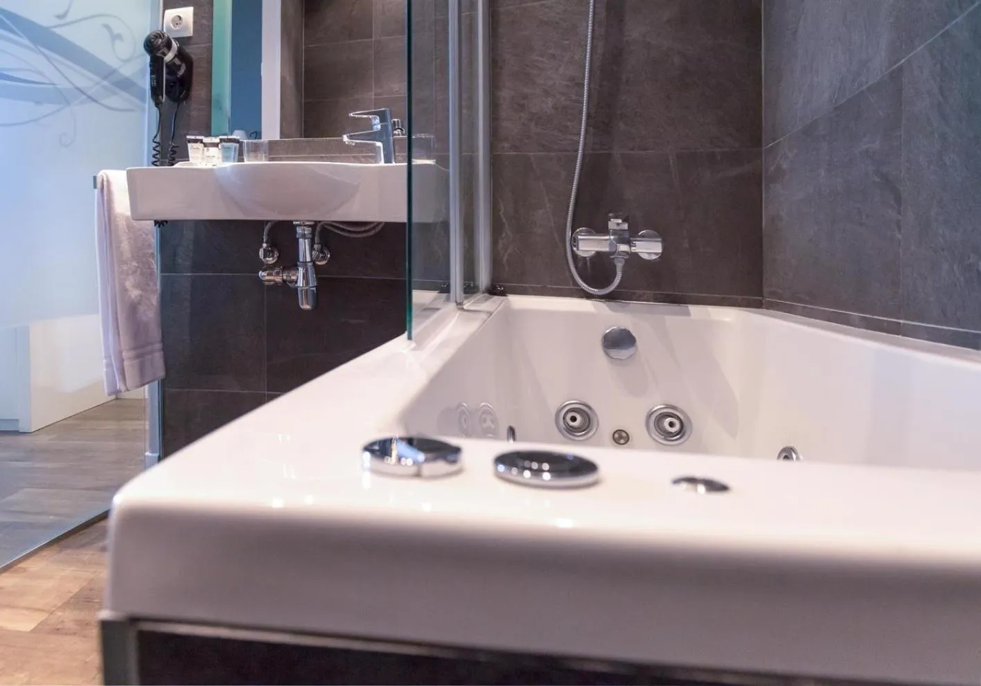 Bathroom in Hotel Andia