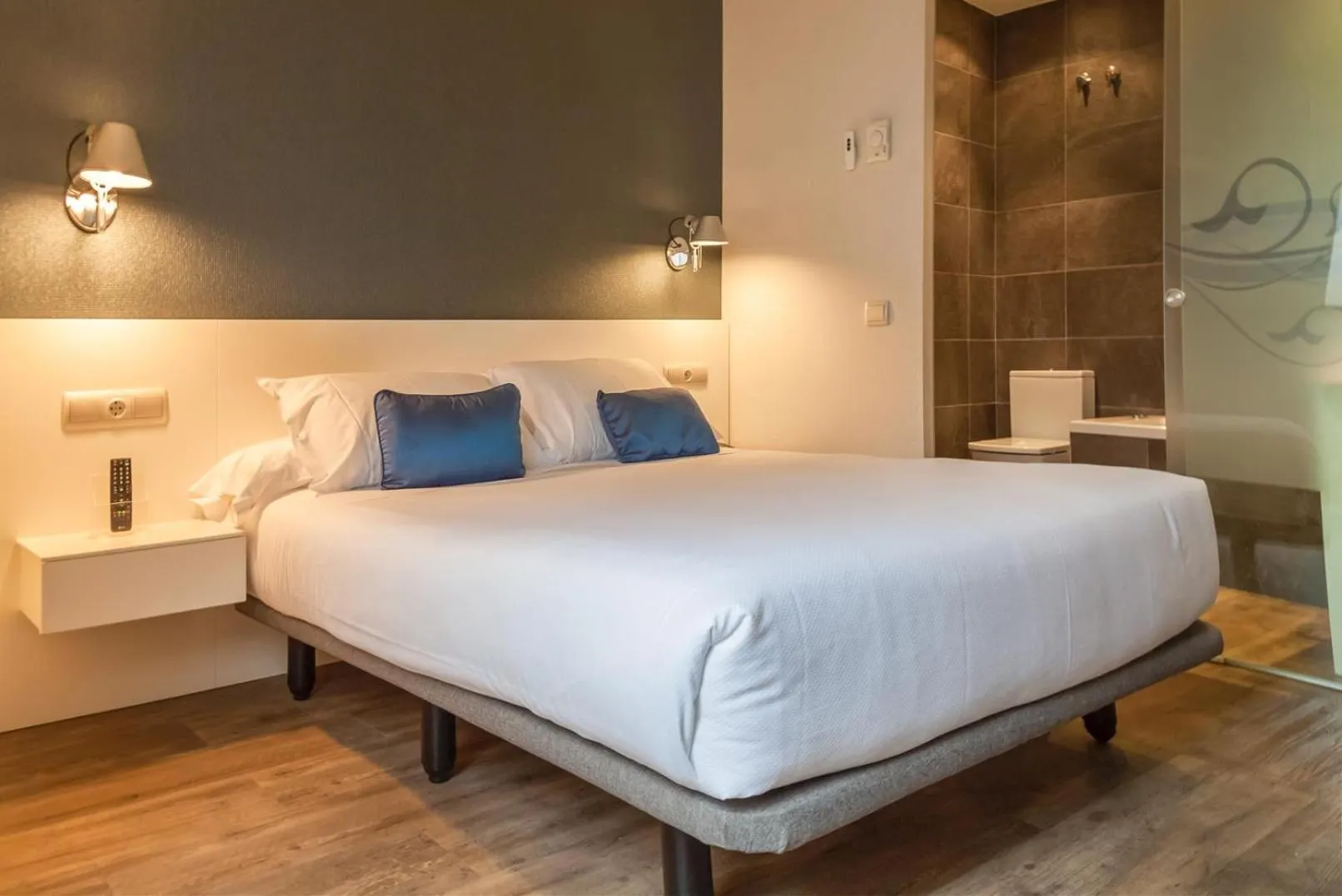 Bathroom, Bed in Hotel Andia