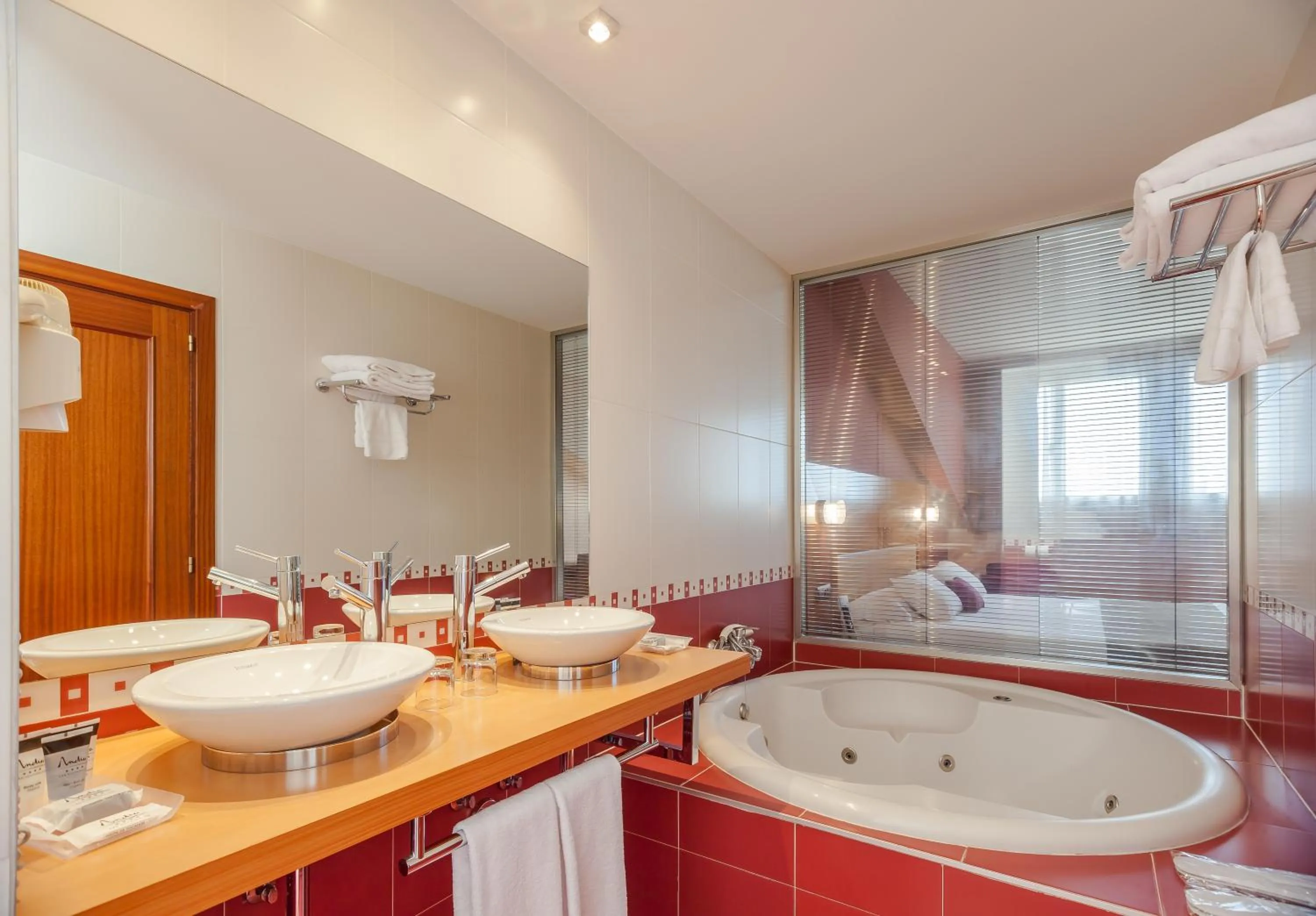 Hot Tub, Bed in Hotel Andia