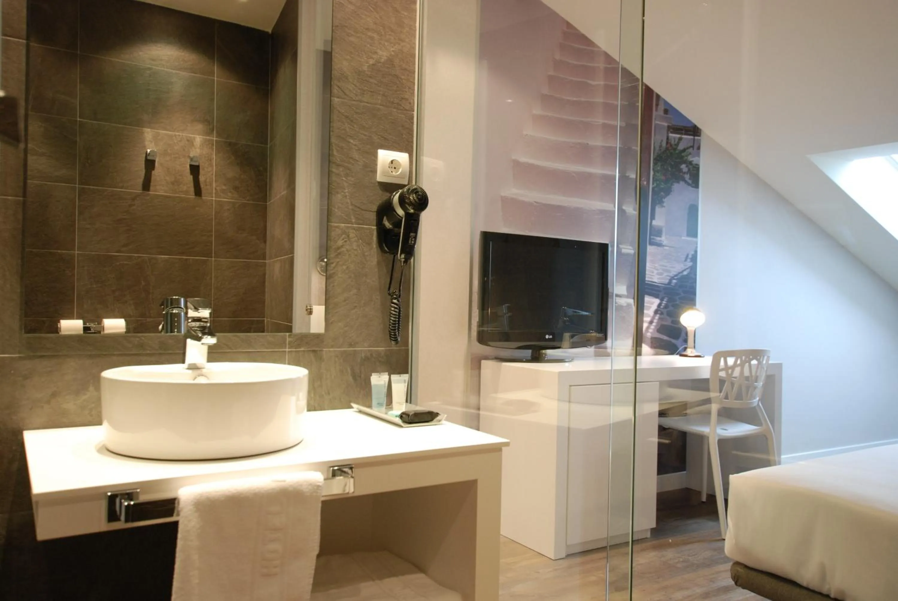 Bathroom, Bed in Hotel Andia