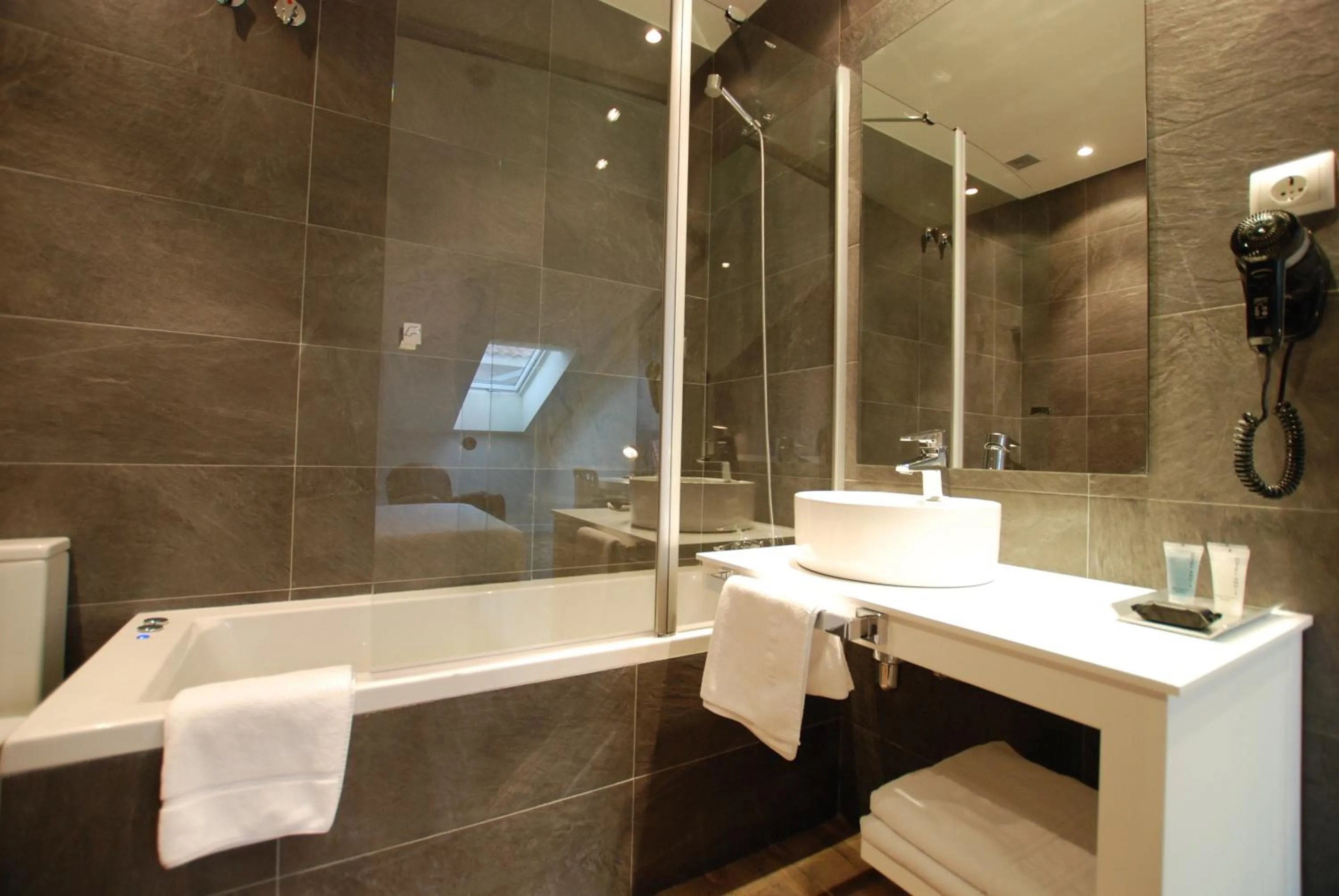 Bathroom in Hotel Andia