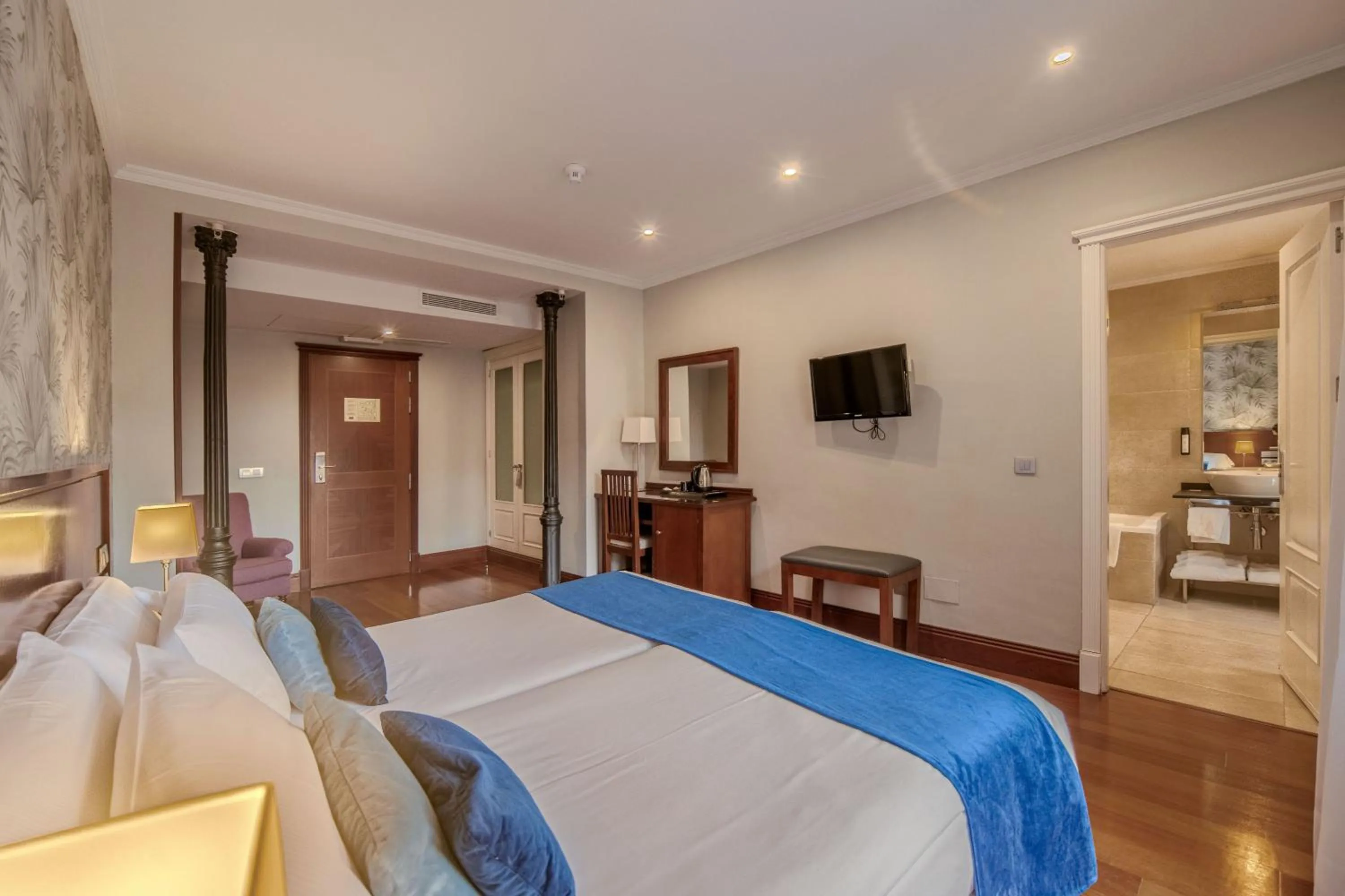 Photo of the whole room, Bed in ITC Infantas by Soho Boutique