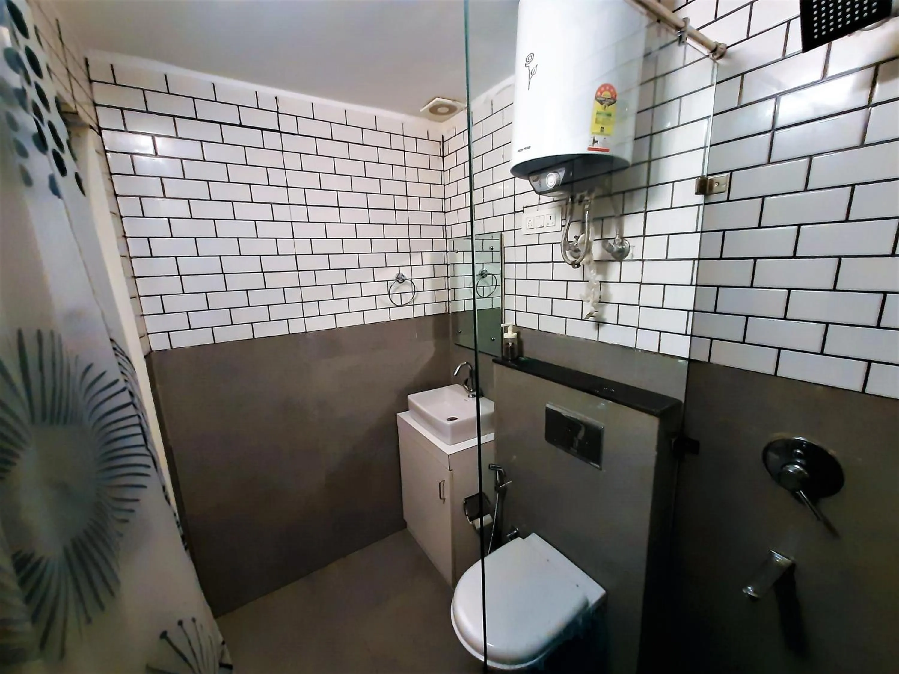 Shower in Stovehouse Inn