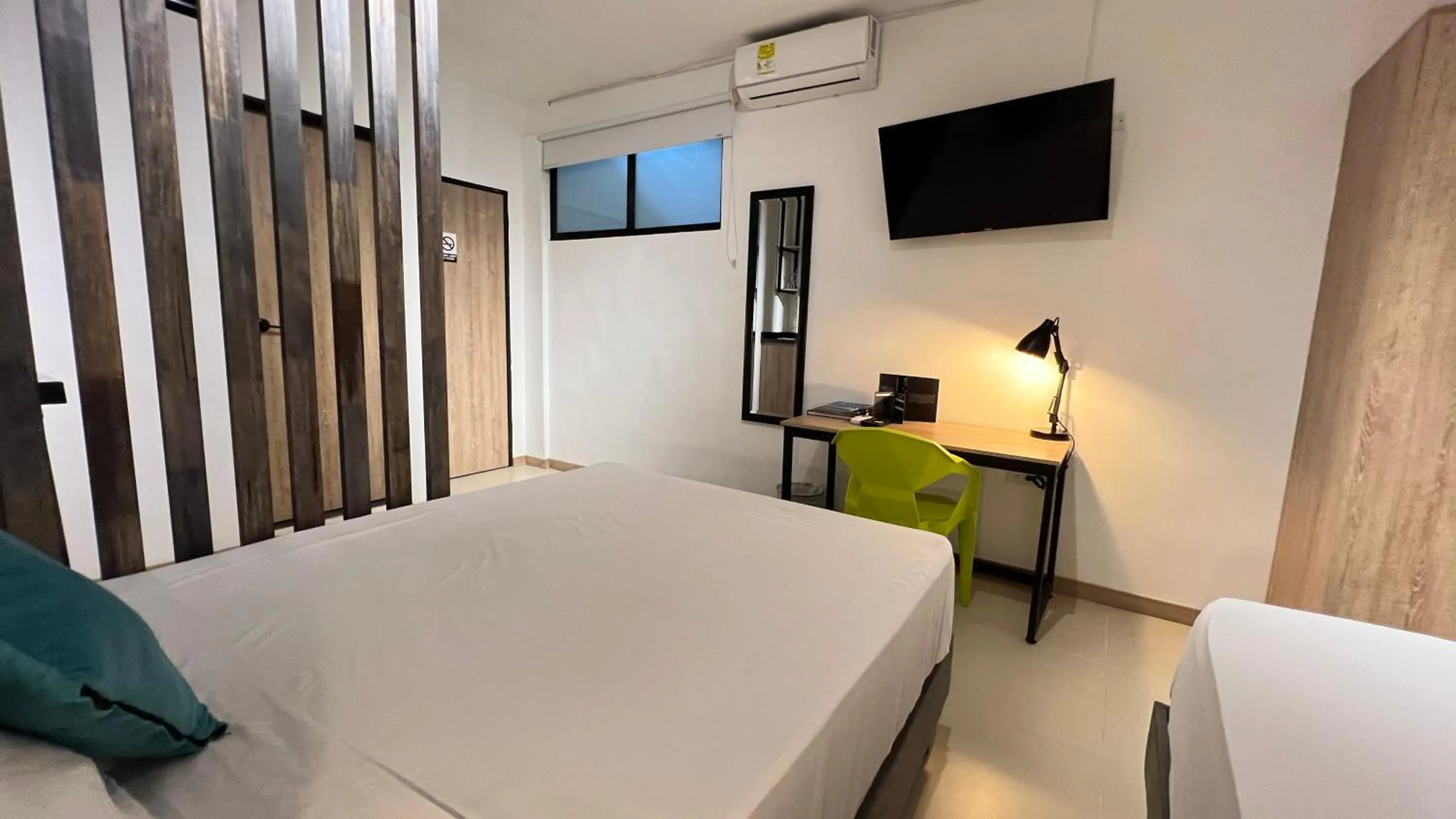 Communal lounge/ TV room, Bed in HOTEL 9.5 SAN FERNANDO