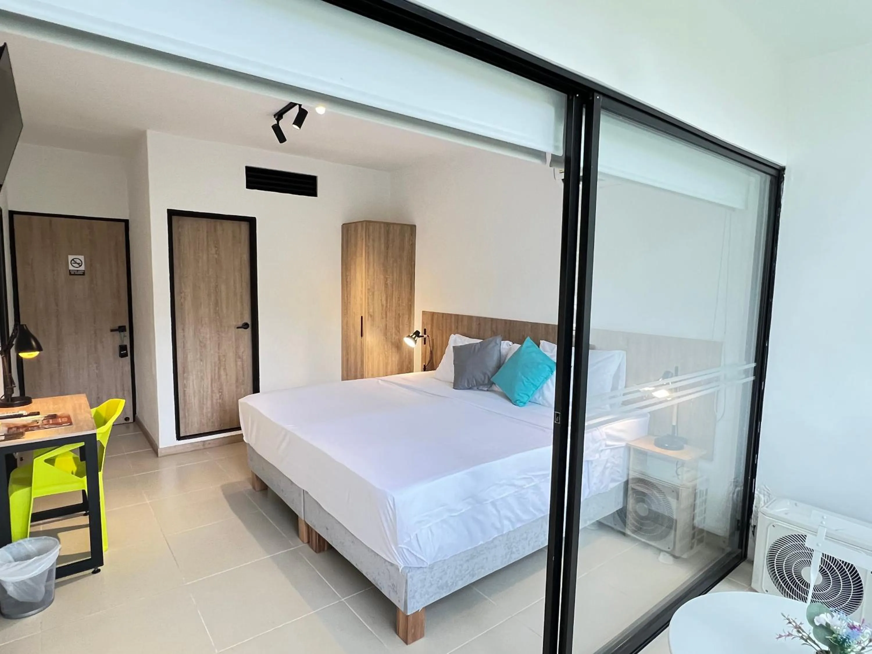 Photo of the whole room, Bed in HOTEL 9.5 SAN FERNANDO