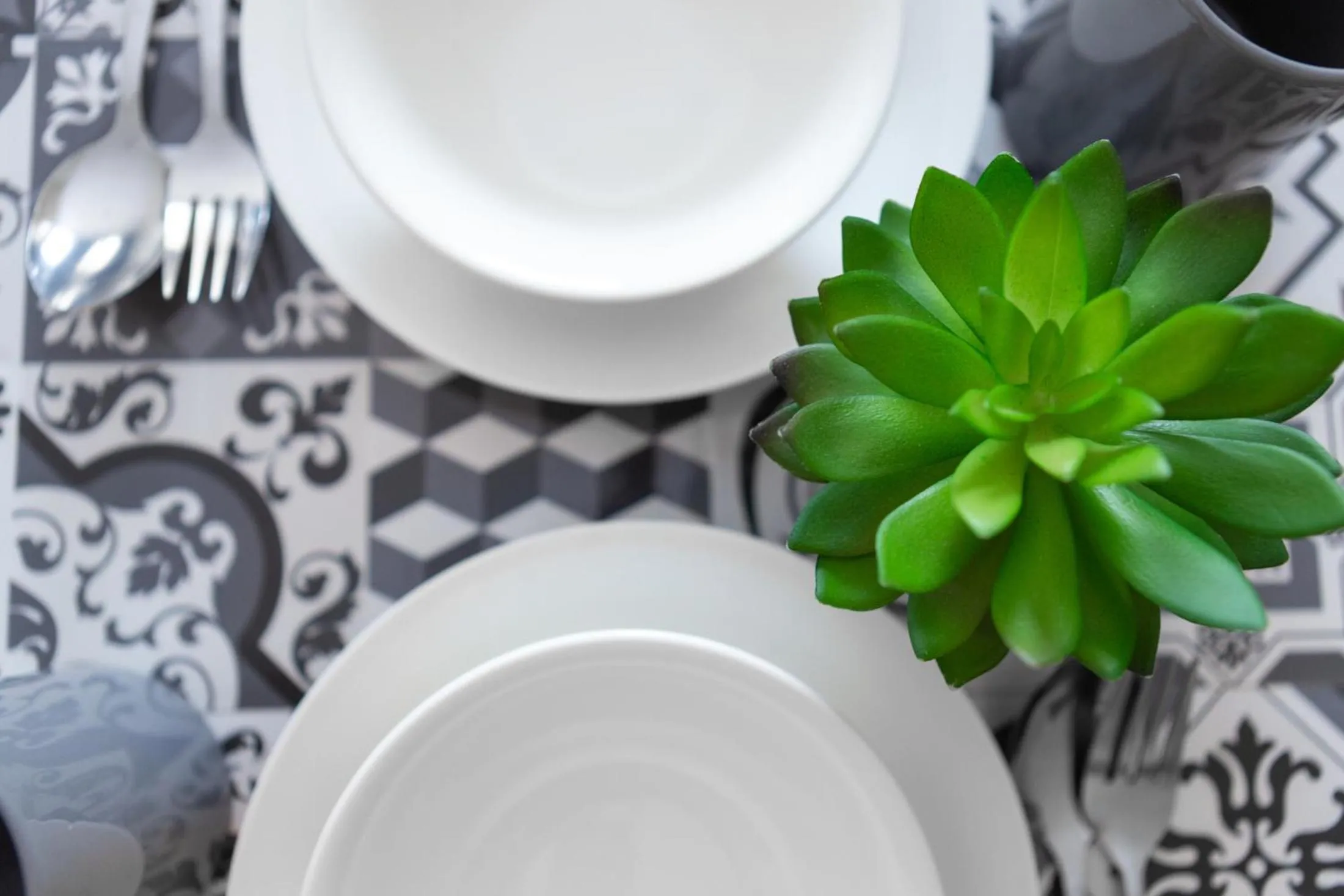 Dining area in Hive Manila Guesthouse -Netflix,400mbps WI-FI