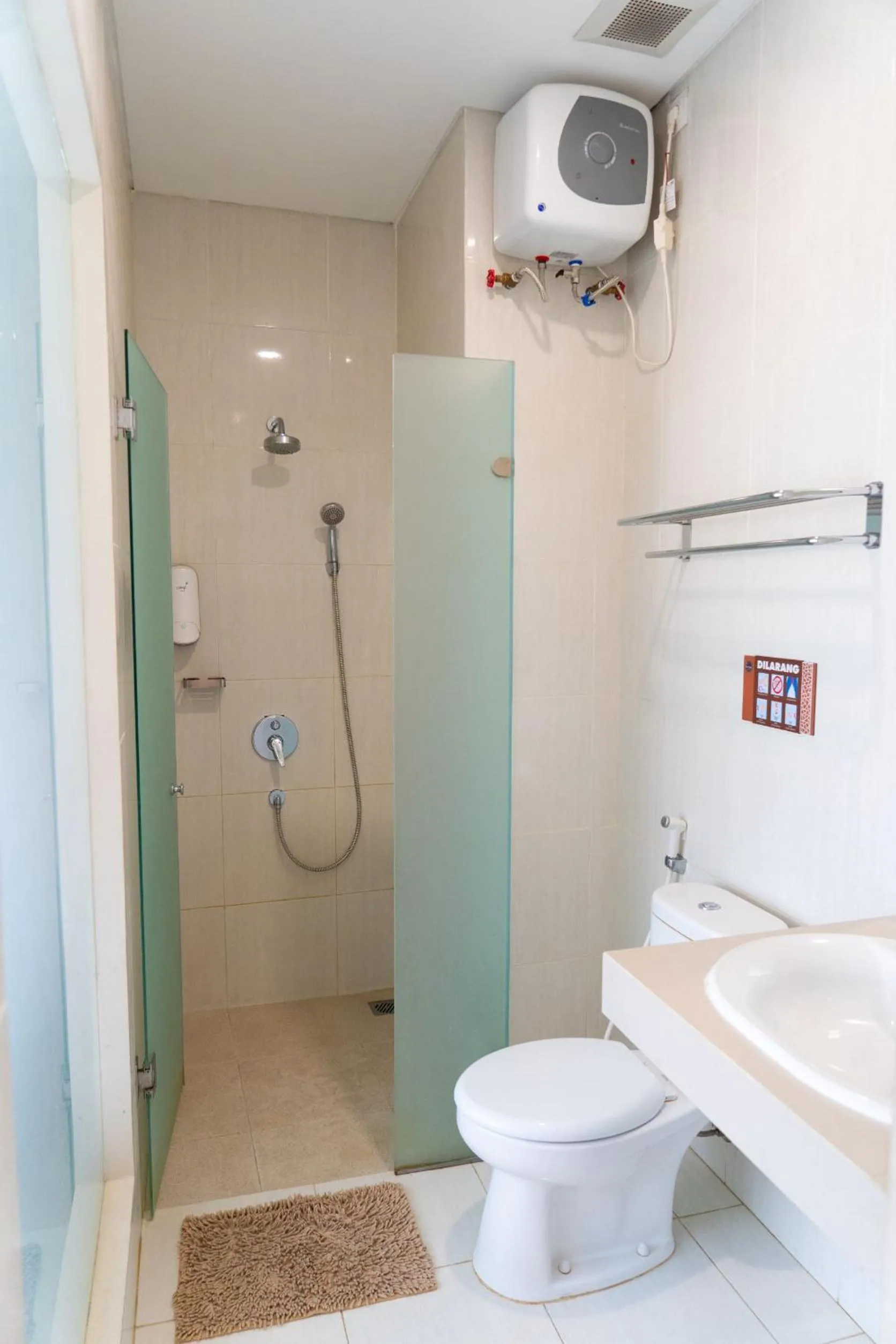 Toilet in Miko Rooms & Capsules hotel