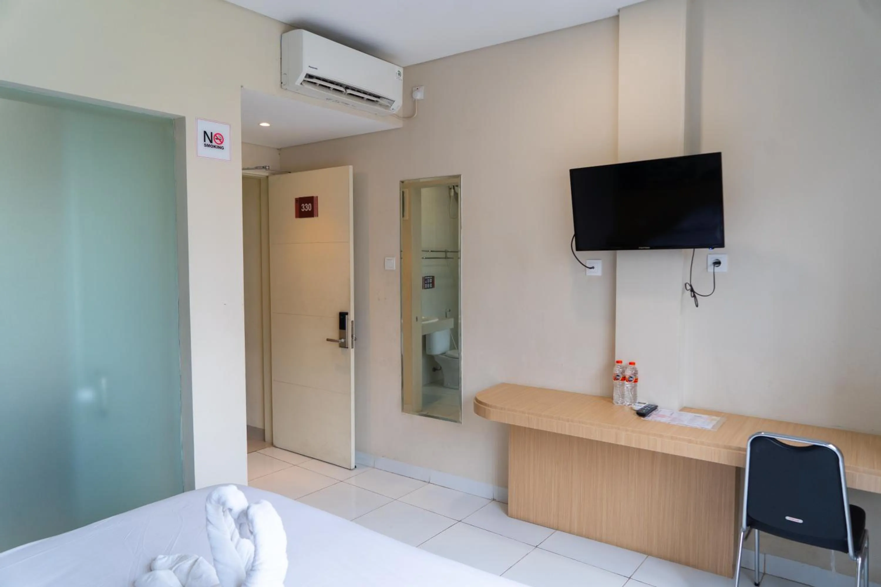 Bedroom, Bed in Miko Rooms & Capsules hotel