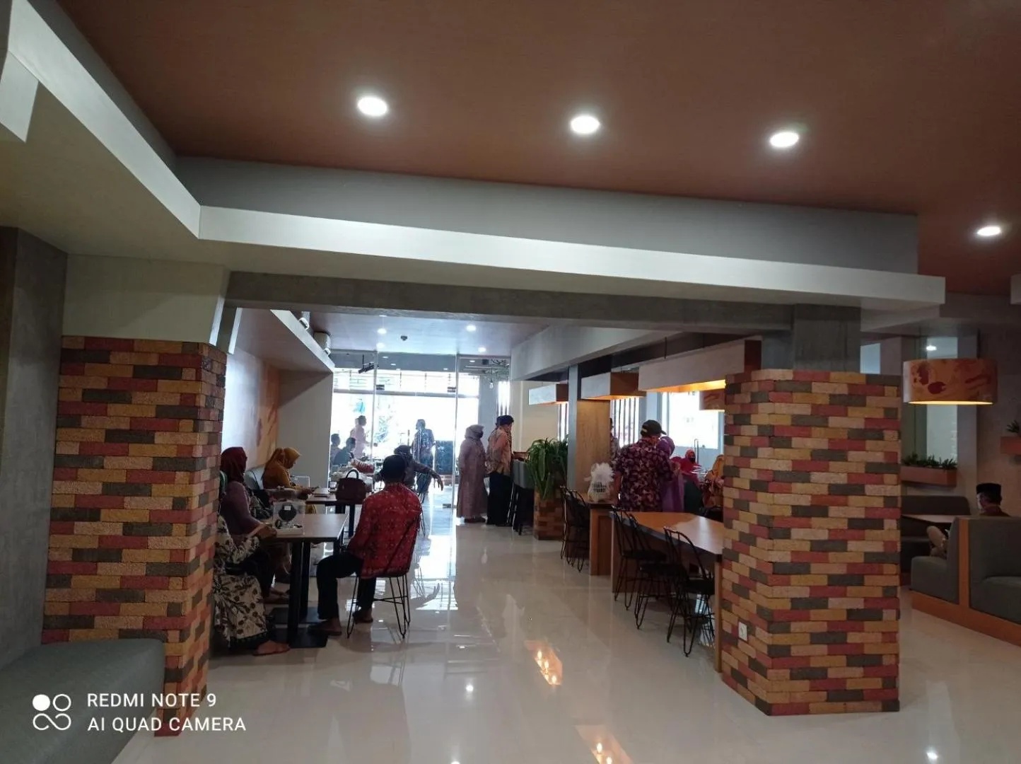 Restaurant/places to eat in Miko Rooms & Capsules hotel