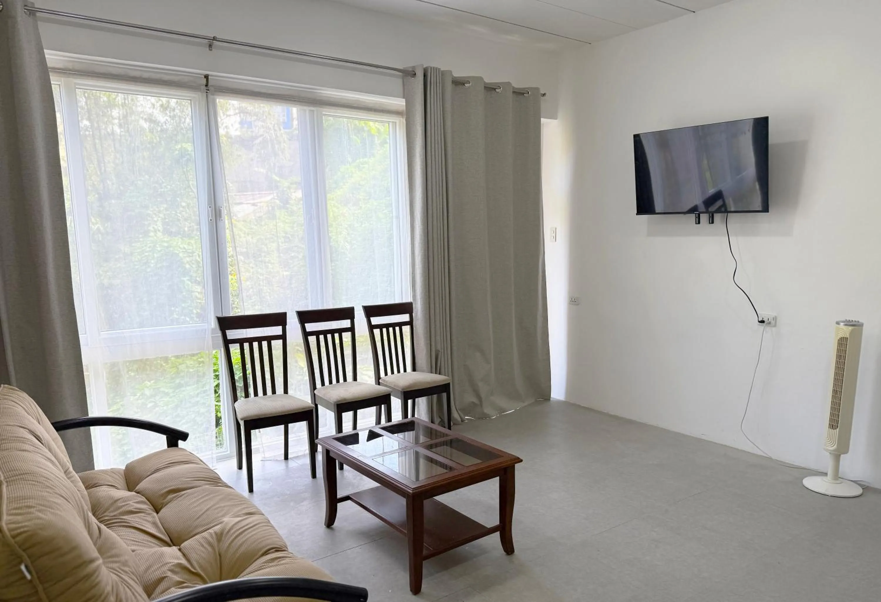 Communal lounge/ TV room in Misty Hills