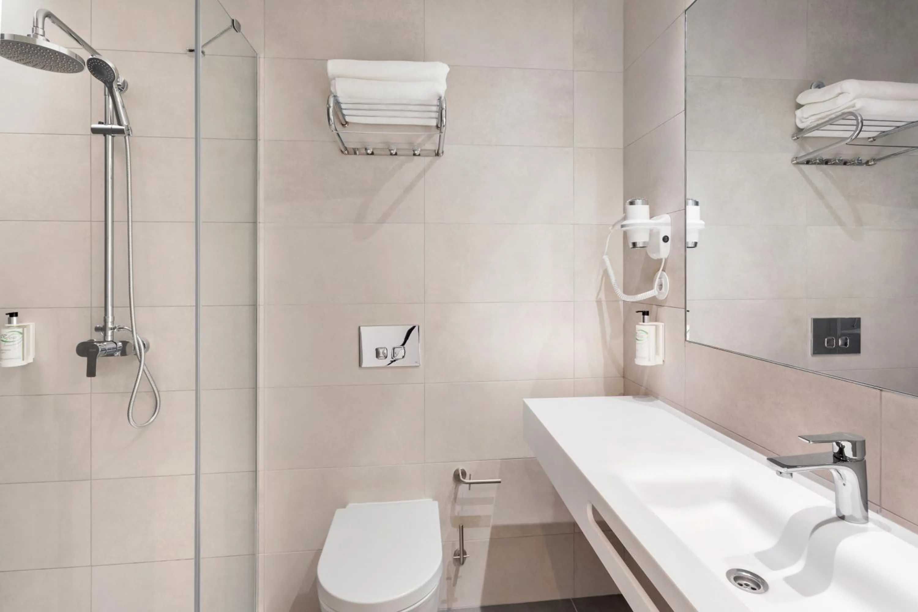 Toilet in B&B HOTEL Lisboa Oeiras