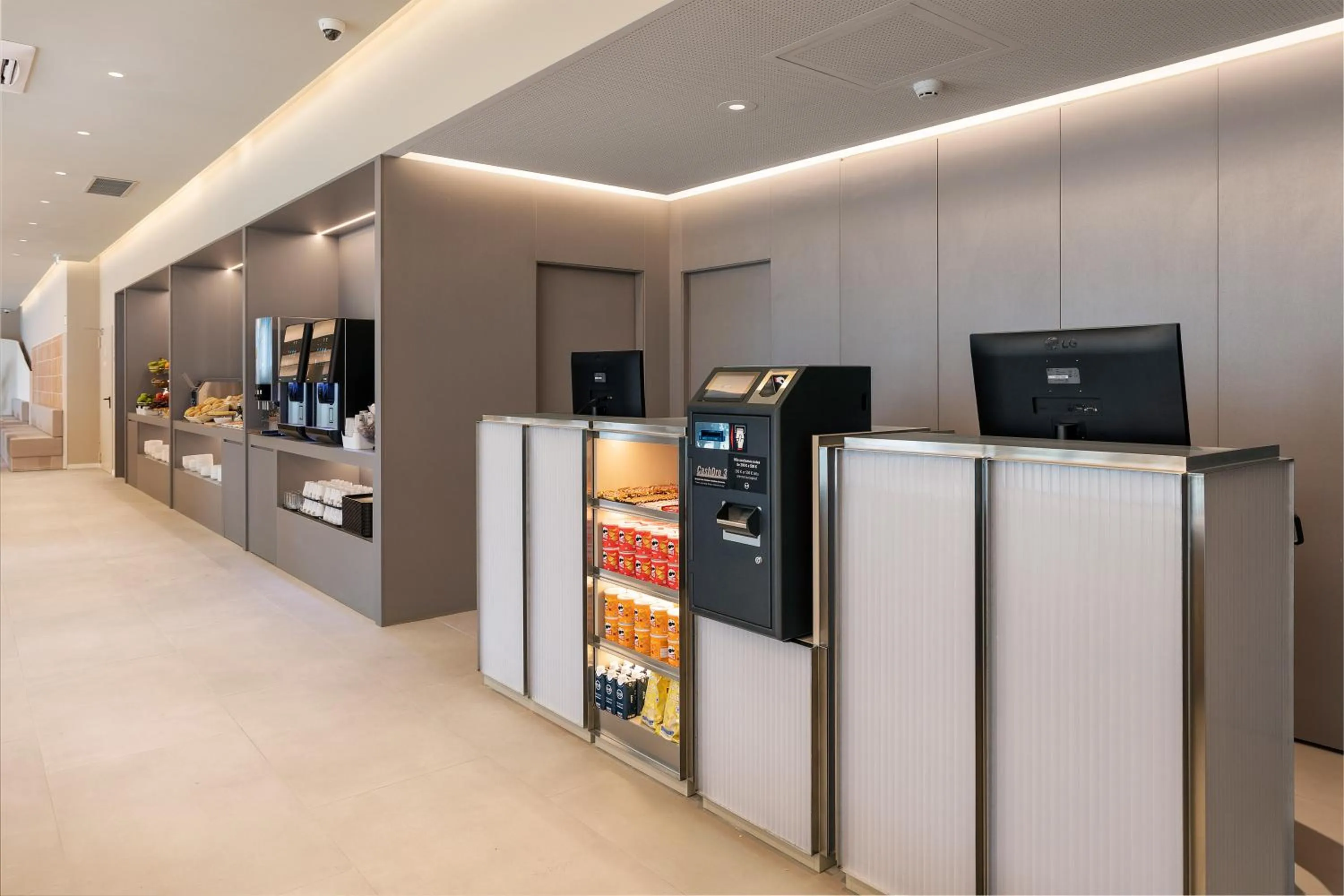 Lobby or reception in B&B HOTEL Lisboa Oeiras