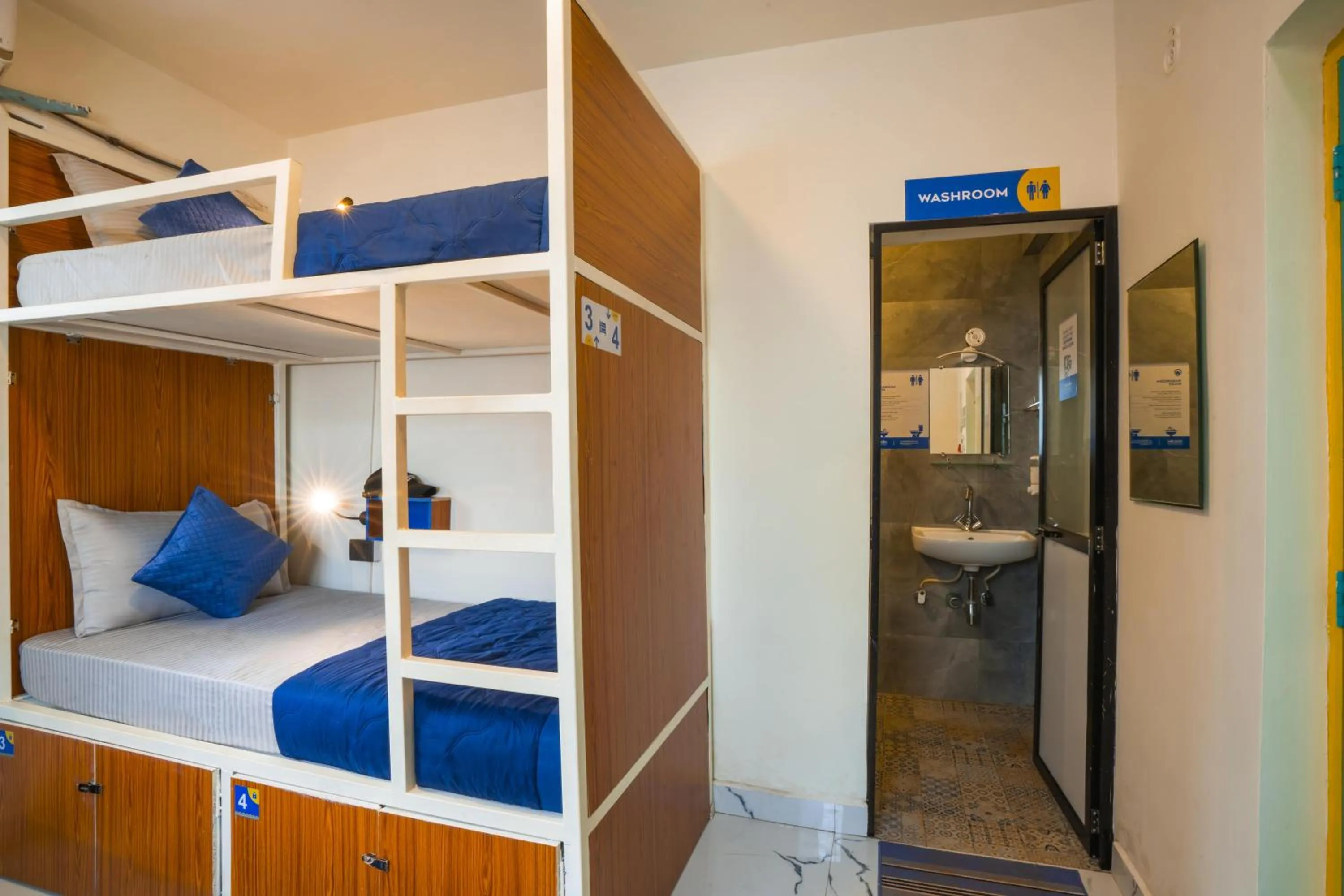 Bathroom, Bed in Shalom Backpackers Anjuna Goa