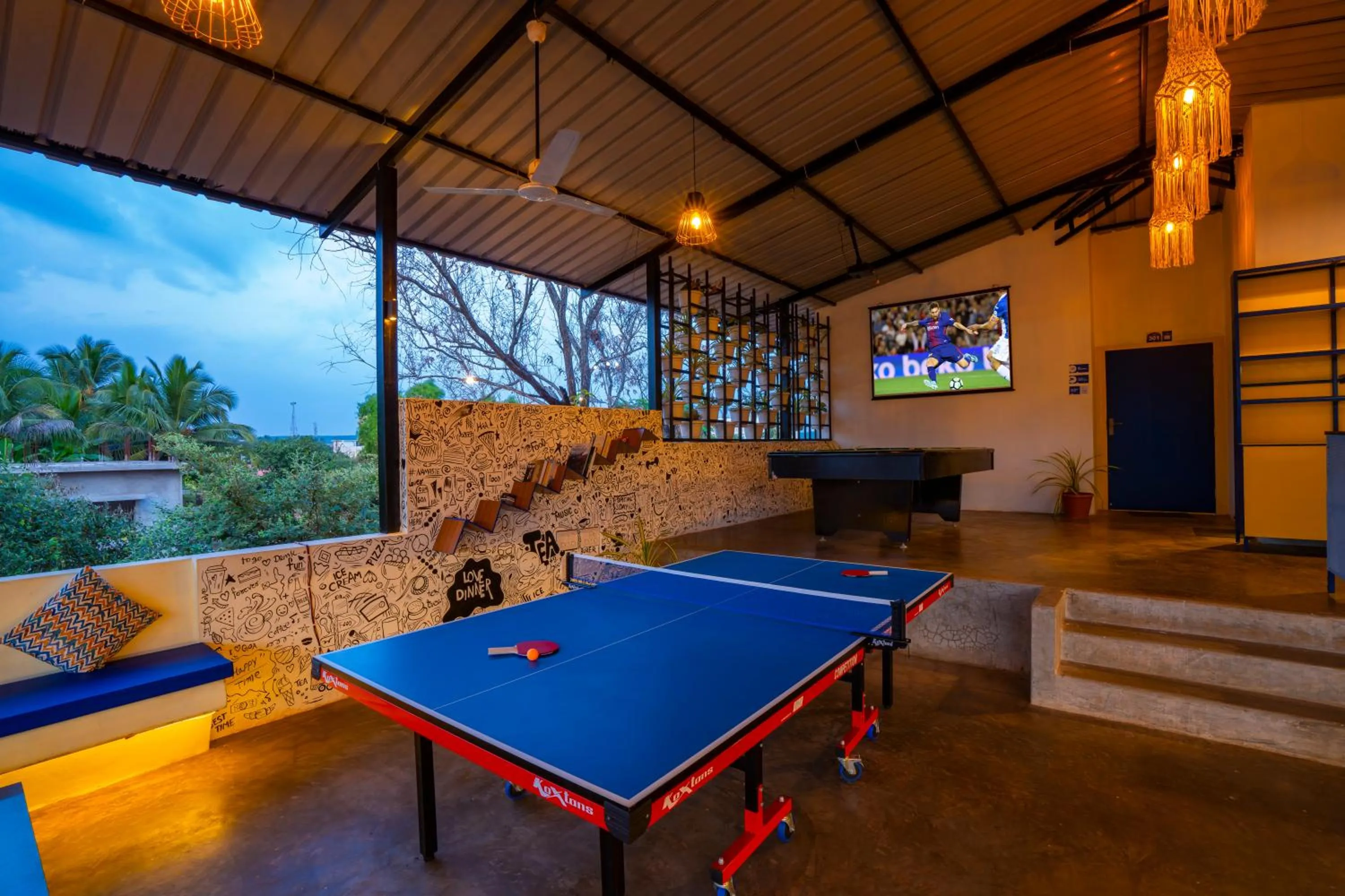 Communal lounge/ TV room in Shalom Backpackers Anjuna Goa