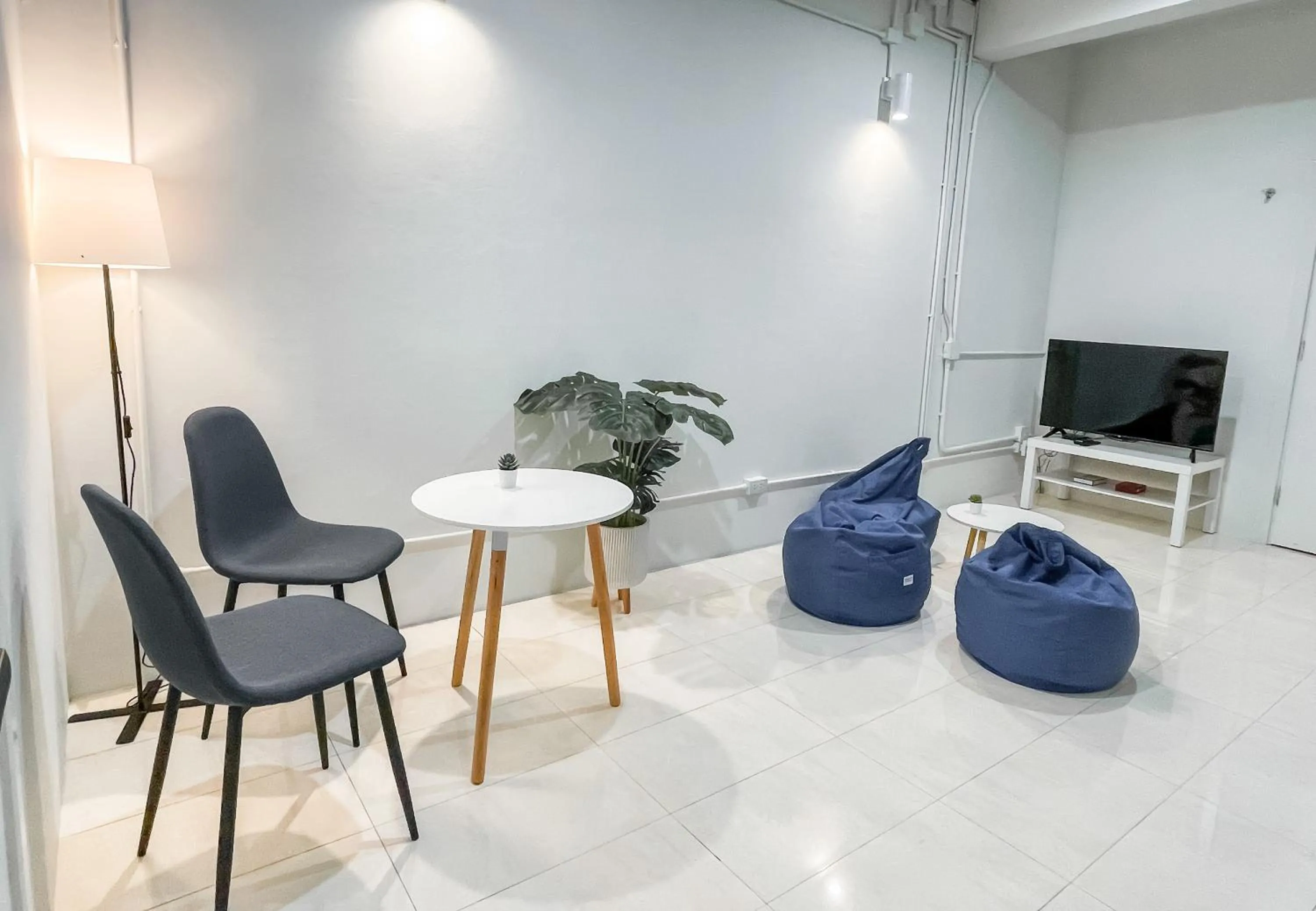 Communal lounge/ TV room in Shapel Hostel and Cafe