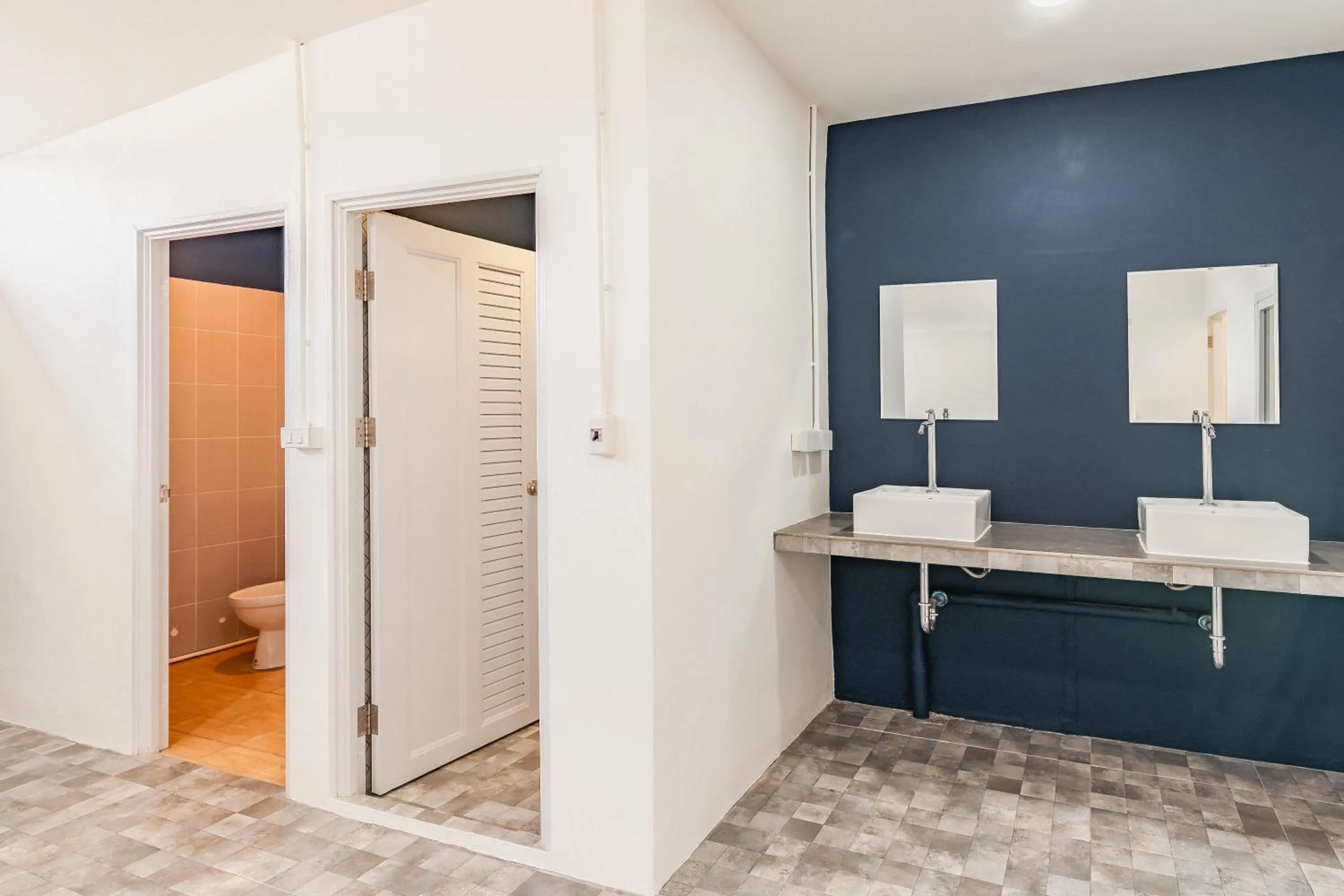 Shower in Shapel Hostel and Cafe