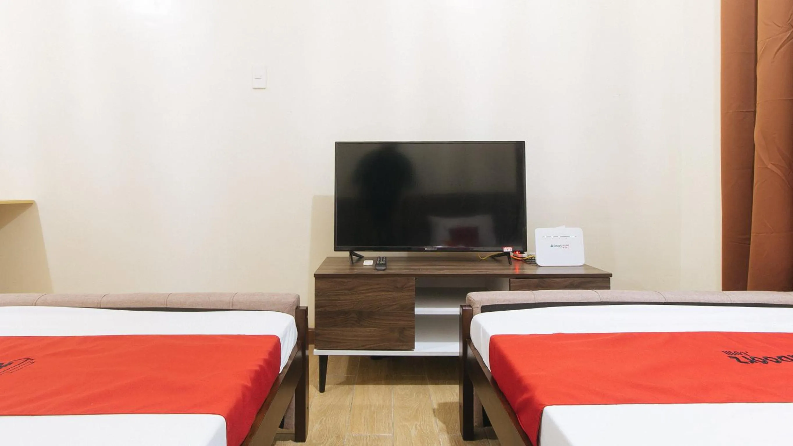 Bed in RedDoorz Plus @ Cuarto Verde Staycation