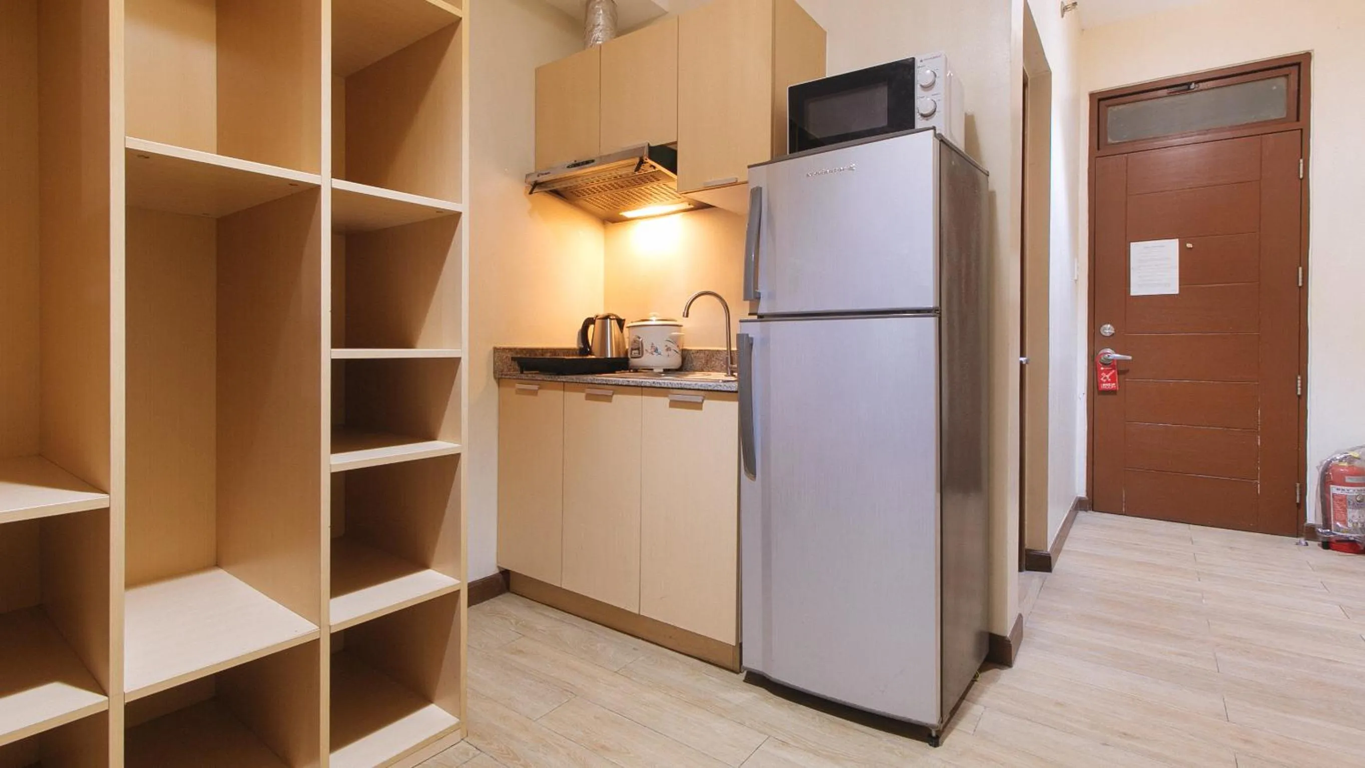 Kitchen or kitchenette in RedDoorz Plus @ Cuarto Verde Staycation